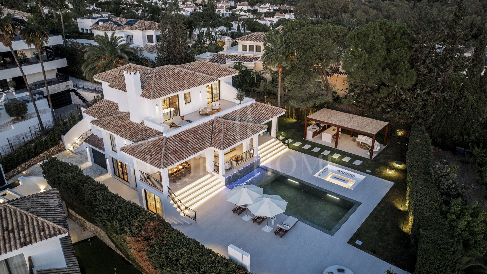 Ubicado en el corazón de Nueva Andalucía, Auriga 13 es una villa recientemente renovada que ofrece una mezcla de confort y estilo