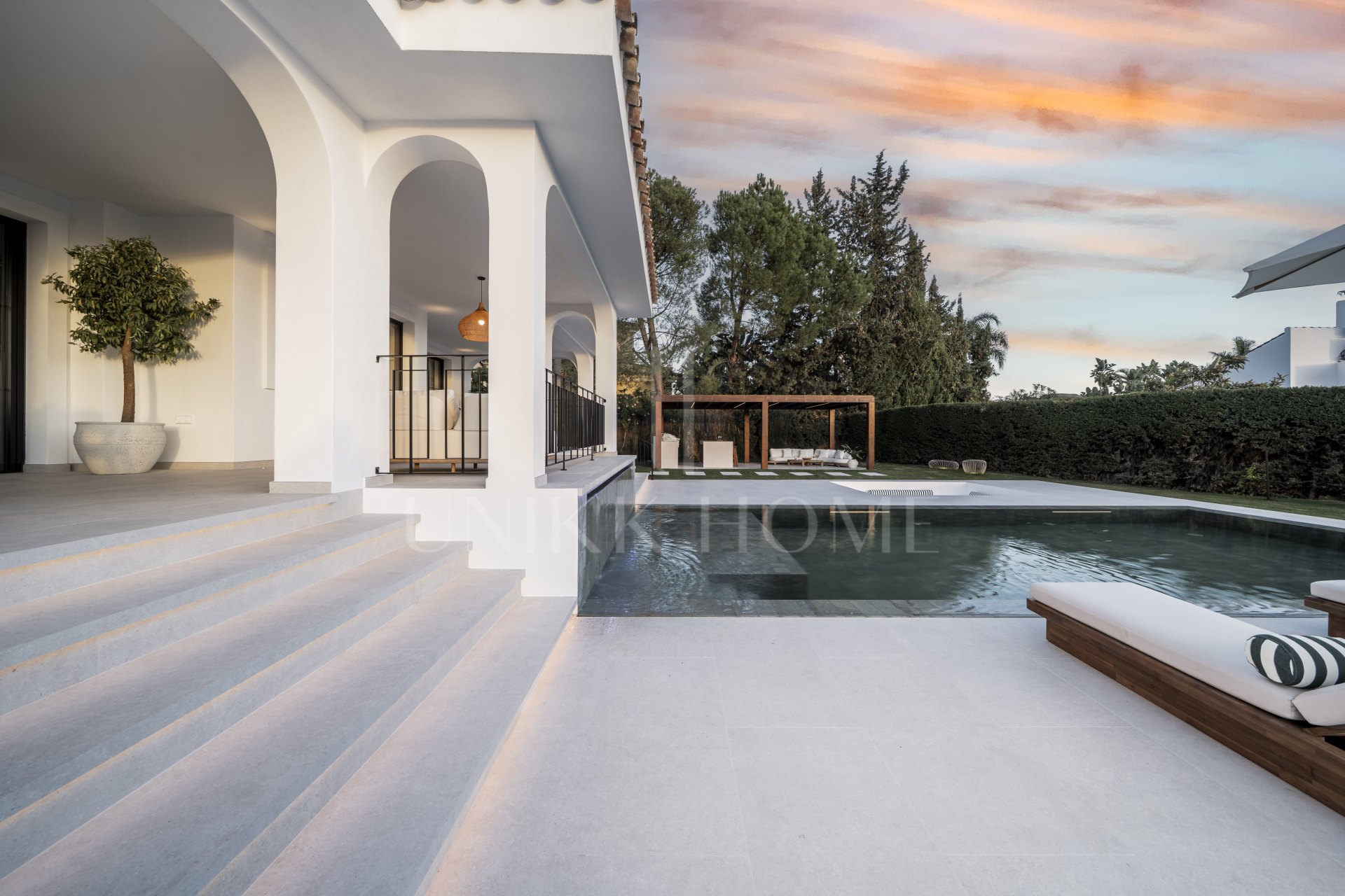 Ubicado en el corazón de Nueva Andalucía, Auriga 13 es una villa recientemente renovada que ofrece una mezcla de confort y estilo