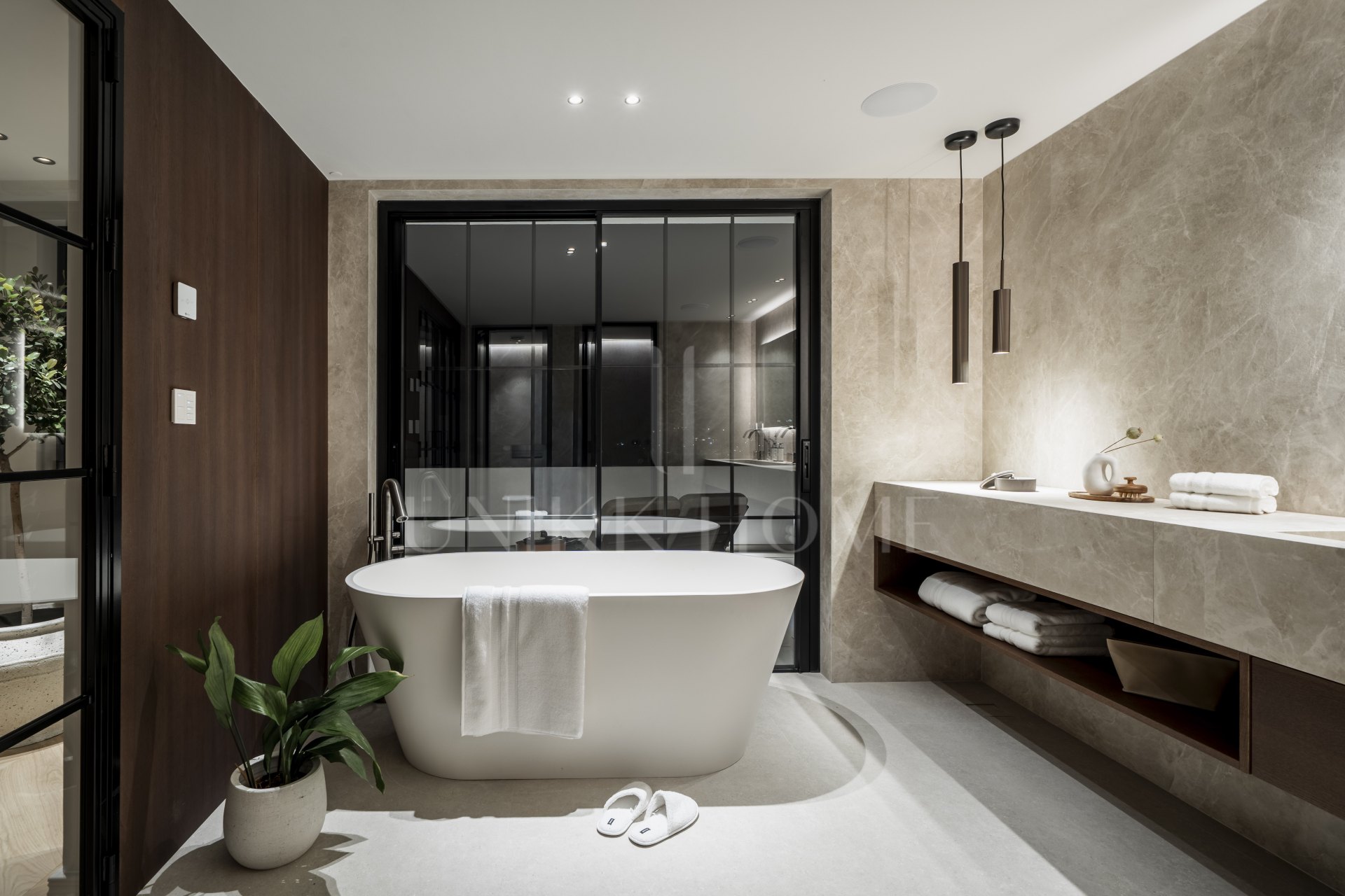 Ubicado en el corazón de Nueva Andalucía, Auriga 13 es una villa recientemente renovada que ofrece una mezcla de confort y estilo