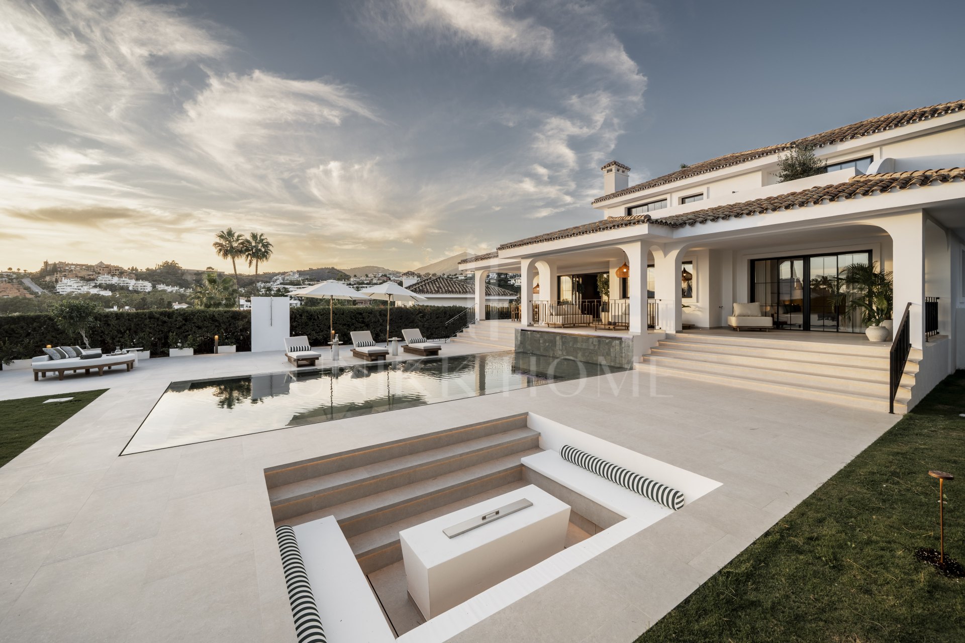 Ubicado en el corazón de Nueva Andalucía, Auriga 13 es una villa recientemente renovada que ofrece una mezcla de confort y estilo