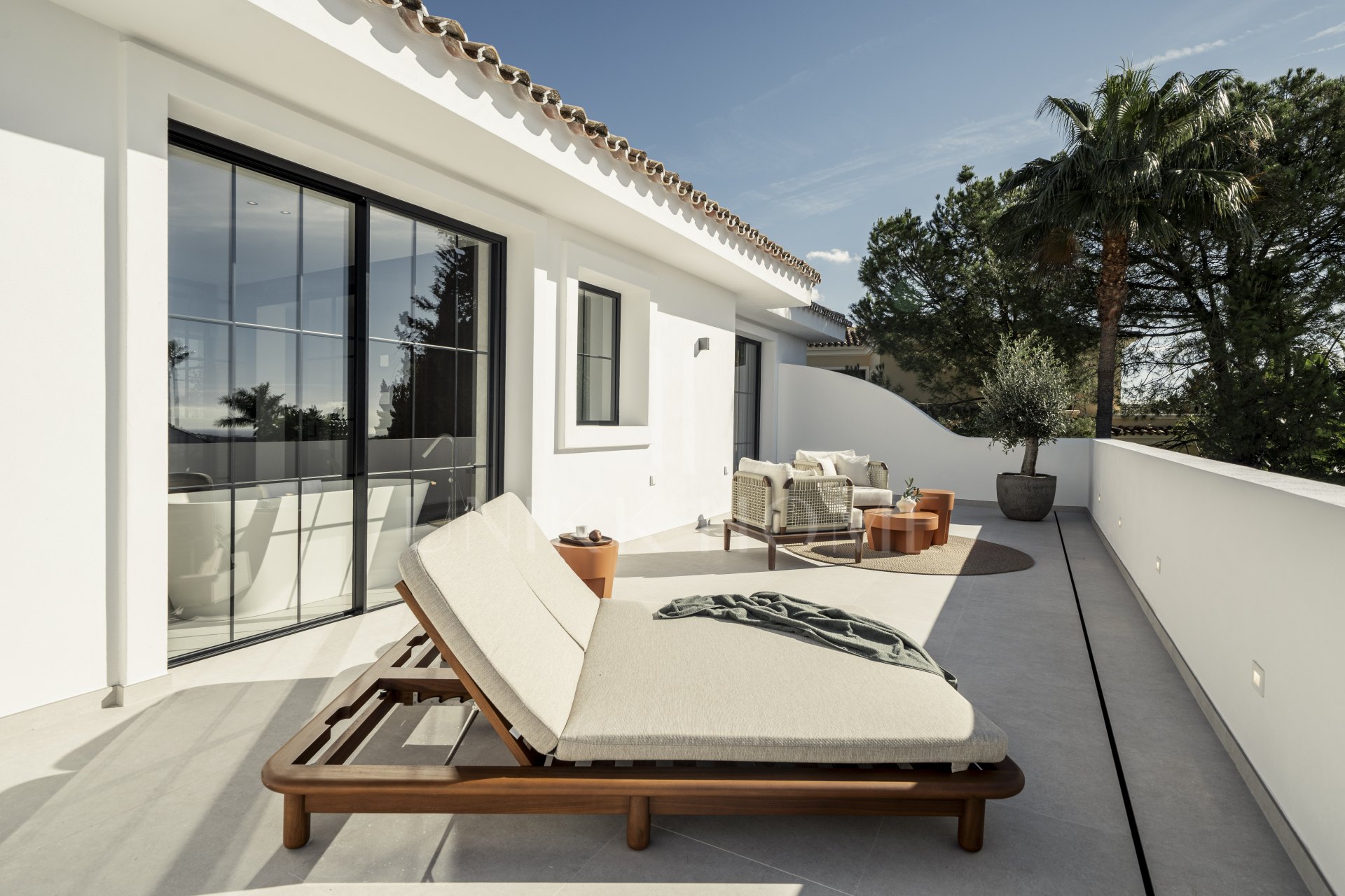 Ubicado en el corazón de Nueva Andalucía, Auriga 13 es una villa recientemente renovada que ofrece una mezcla de confort y estilo