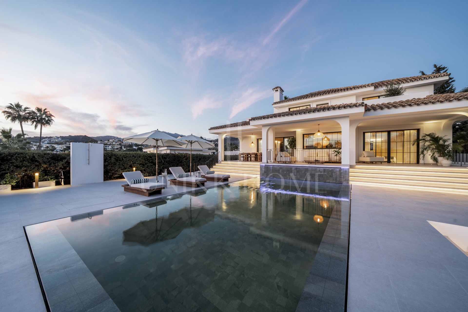 Ubicado en el corazón de Nueva Andalucía, Auriga 13 es una villa recientemente renovada que ofrece una mezcla de confort y estilo