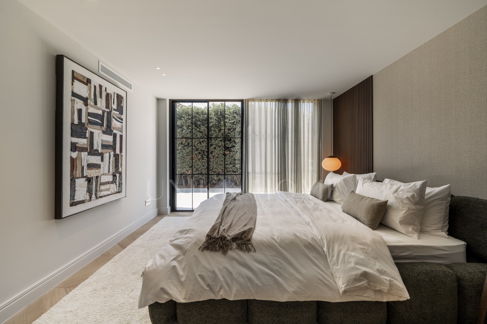 Ubicado en el corazón de Nueva Andalucía, Auriga 13 es una villa recientemente renovada que ofrece una mezcla de confort y estilo