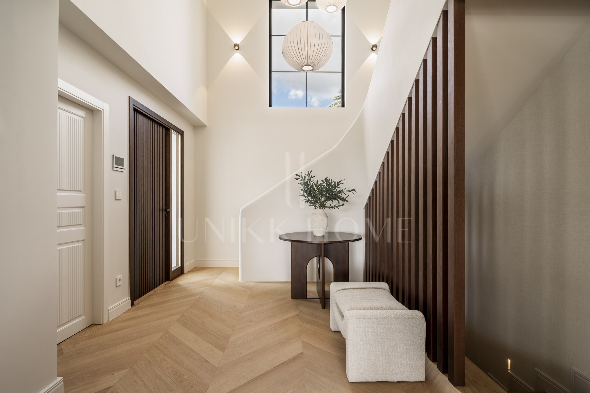 Ubicado en el corazón de Nueva Andalucía, Auriga 13 es una villa recientemente renovada que ofrece una mezcla de confort y estilo