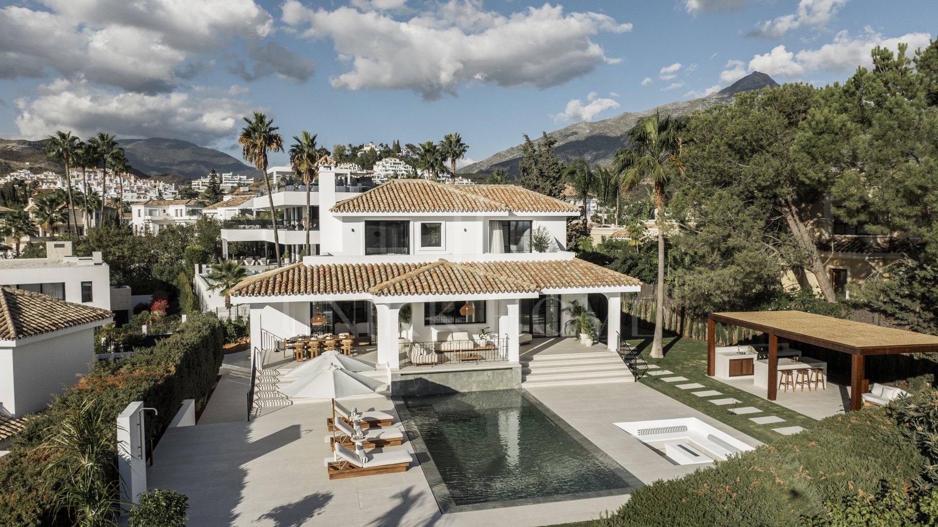 Ubicado en el corazón de Nueva Andalucía, Auriga 13 es una villa recientemente renovada que ofrece una mezcla de confort y estilo