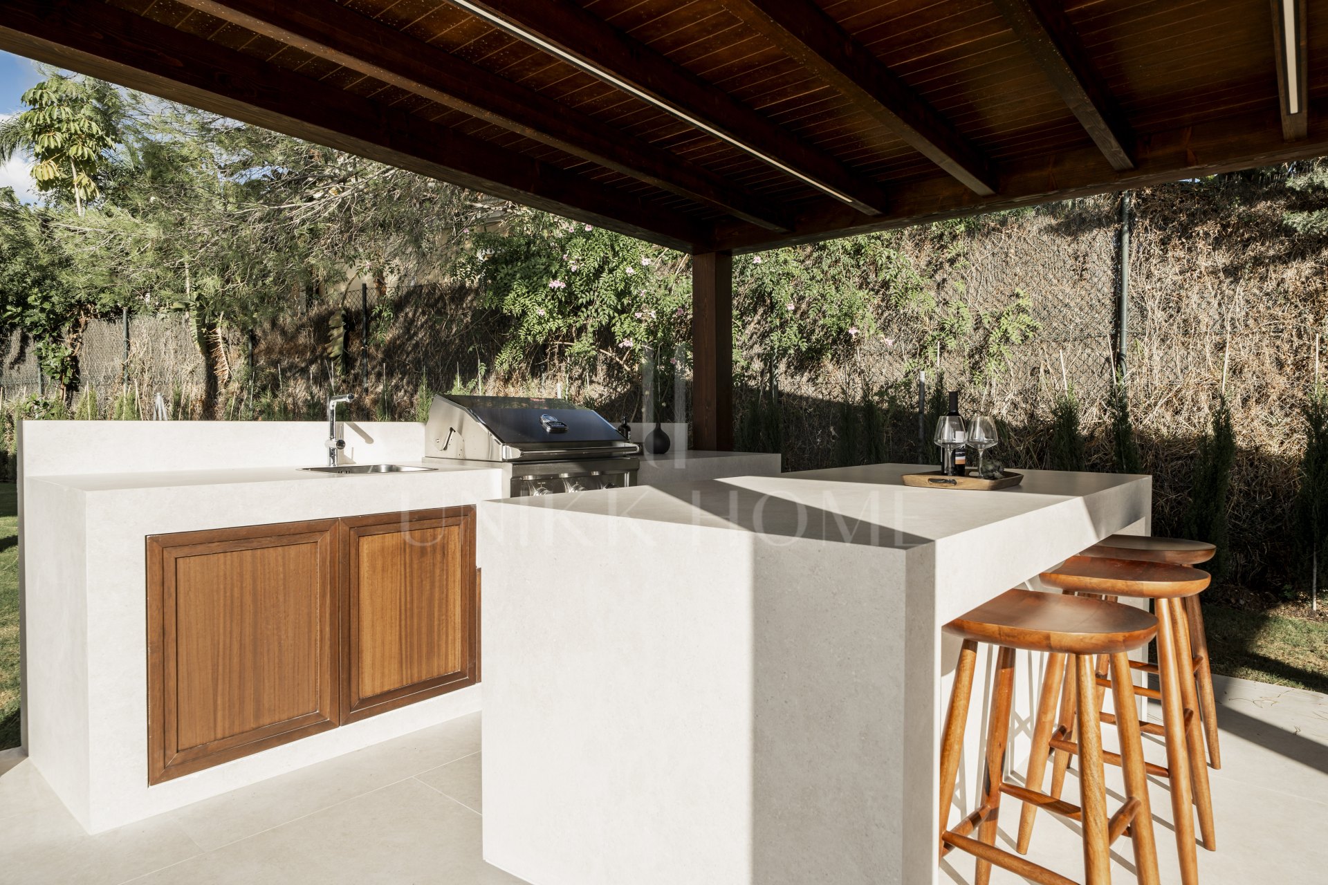 Ubicado en el corazón de Nueva Andalucía, Auriga 13 es una villa recientemente renovada que ofrece una mezcla de confort y estilo