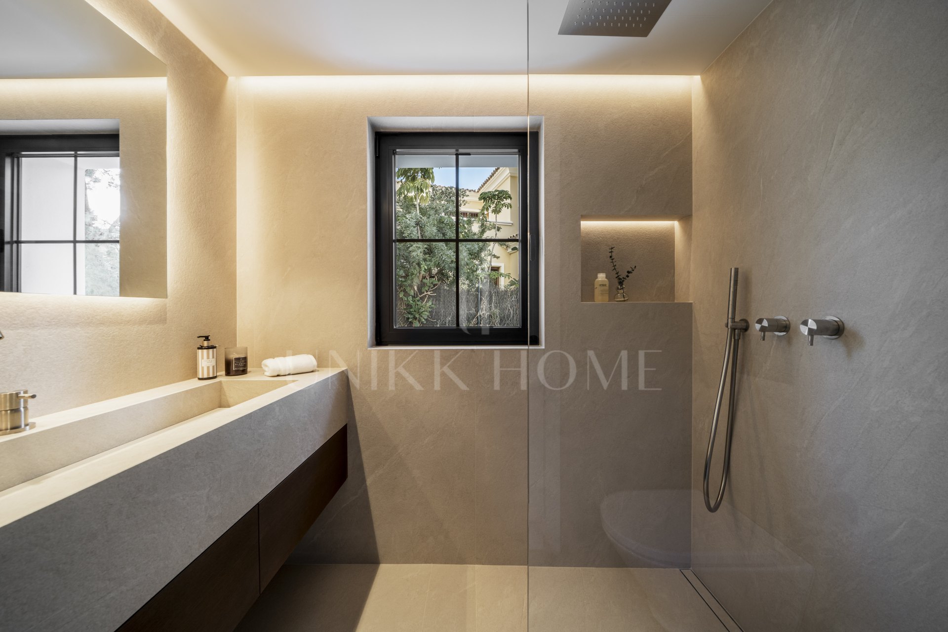 Ubicado en el corazón de Nueva Andalucía, Auriga 13 es una villa recientemente renovada que ofrece una mezcla de confort y estilo