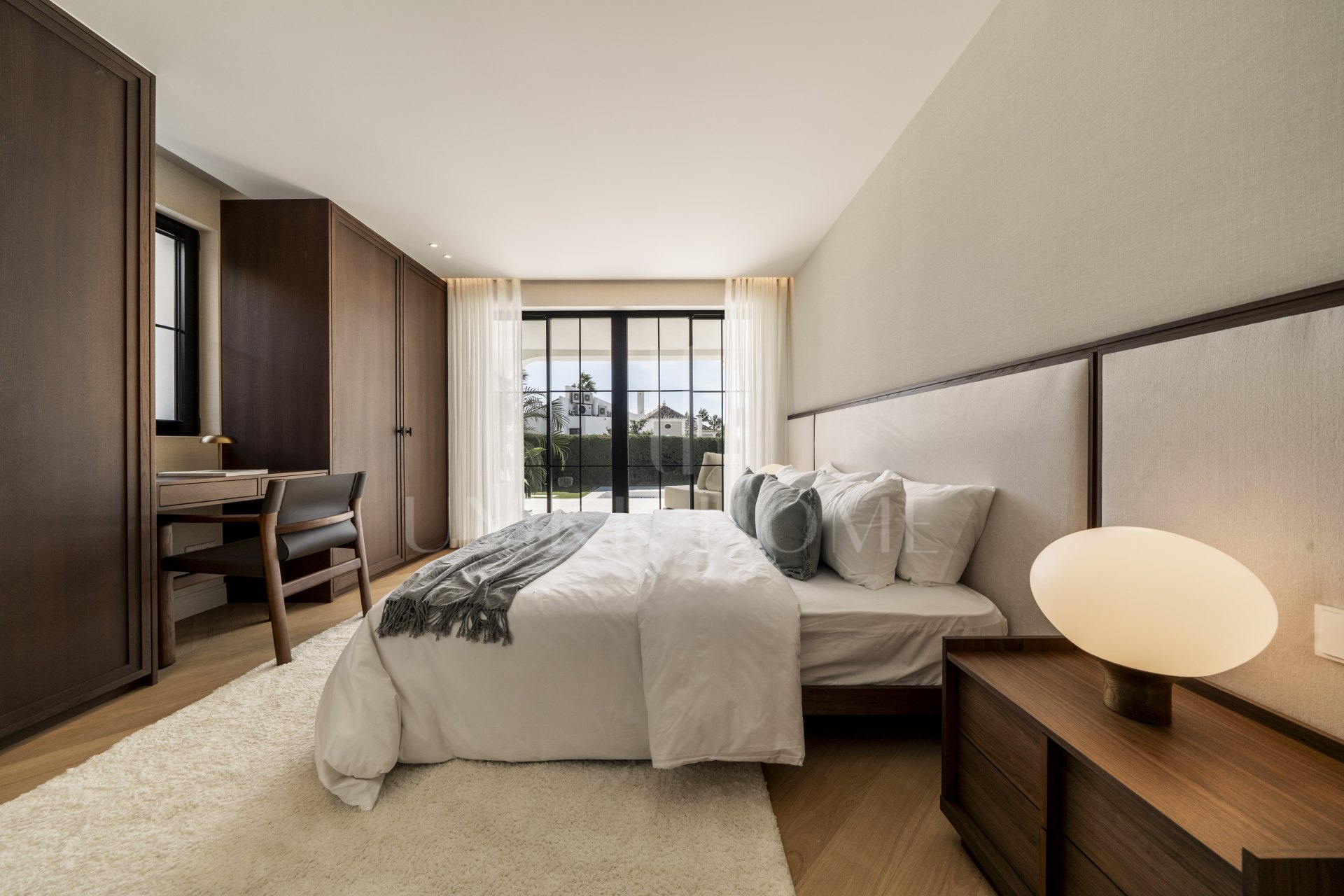 Ubicado en el corazón de Nueva Andalucía, Auriga 13 es una villa recientemente renovada que ofrece una mezcla de confort y estilo