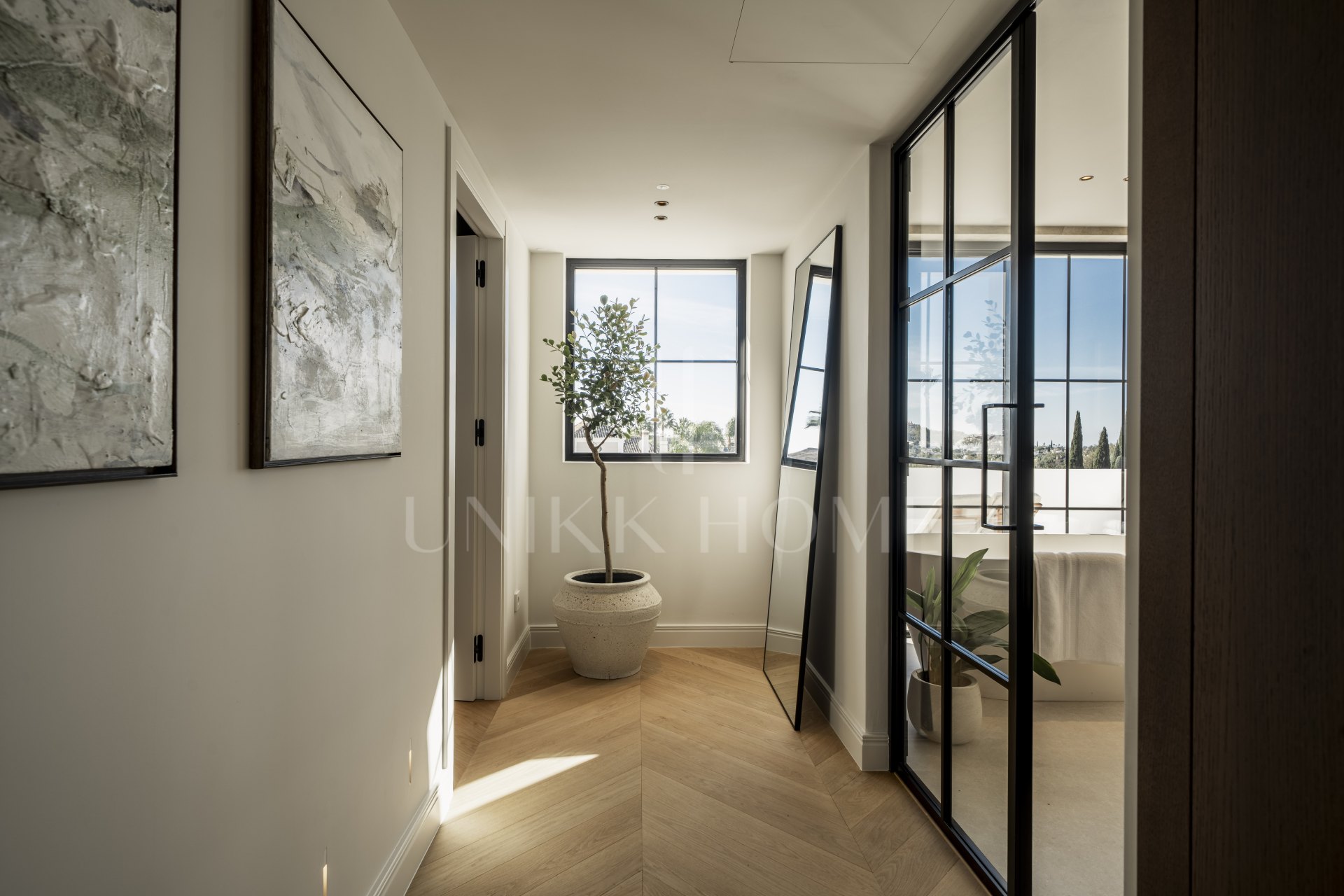 Ubicado en el corazón de Nueva Andalucía, Auriga 13 es una villa recientemente renovada que ofrece una mezcla de confort y estilo