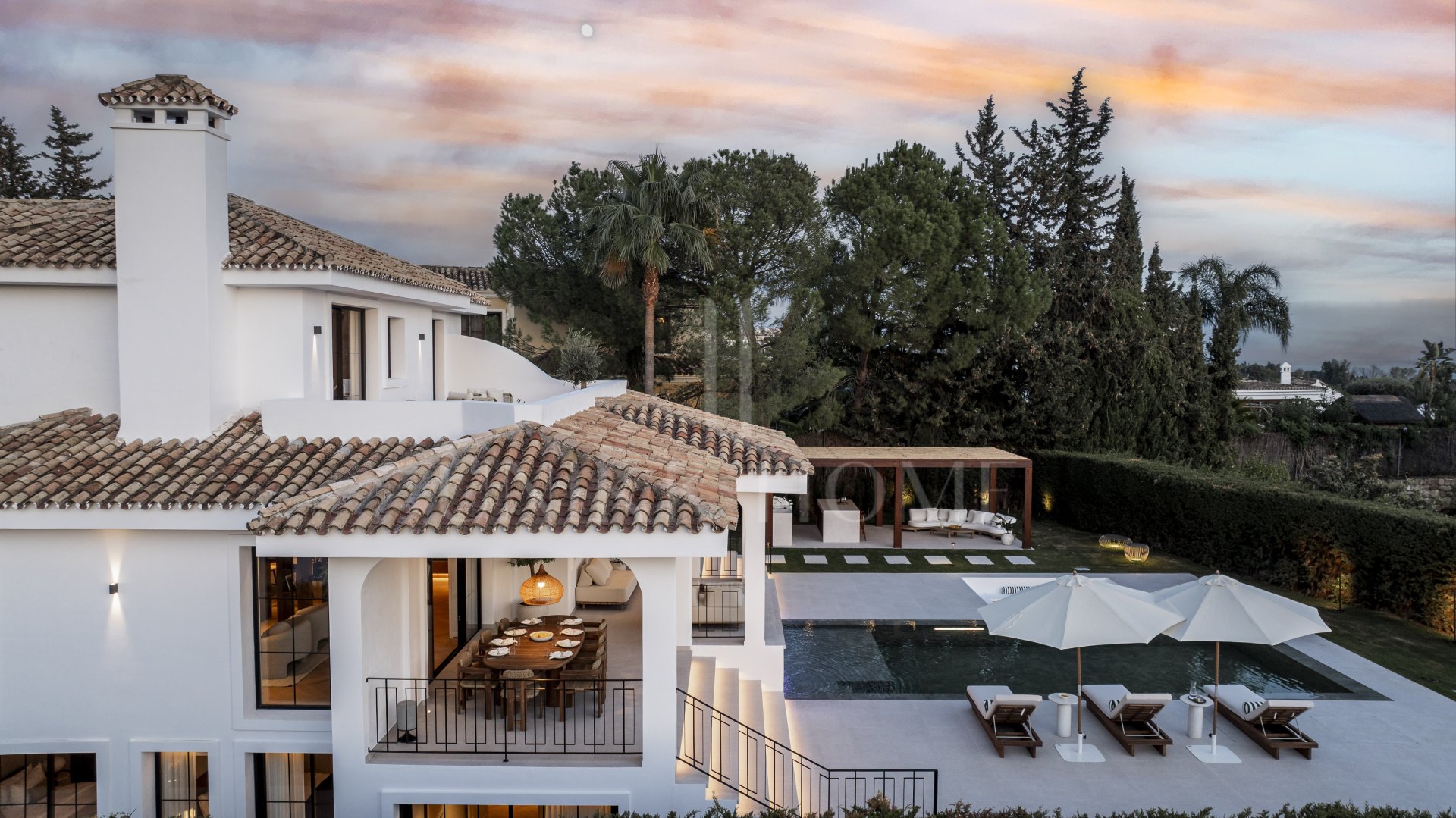 Ubicado en el corazón de Nueva Andalucía, Auriga 13 es una villa recientemente renovada que ofrece una mezcla de confort y estilo