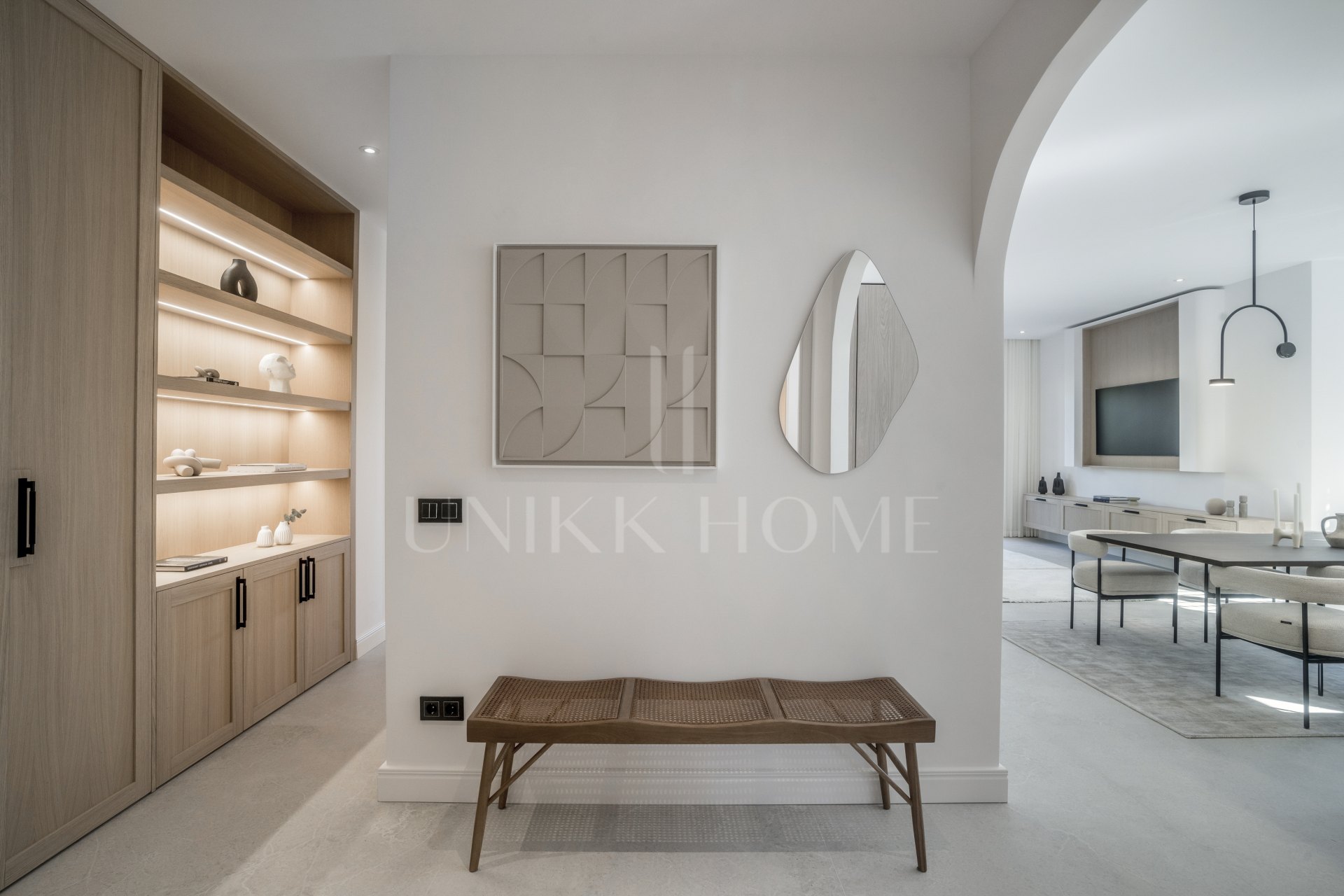 Situado en uno de los enclaves residenciales más escondidos y seguros de Marbella, este apartamento ofrece una rara combinación de diseño refinado y privacidad excepcional.