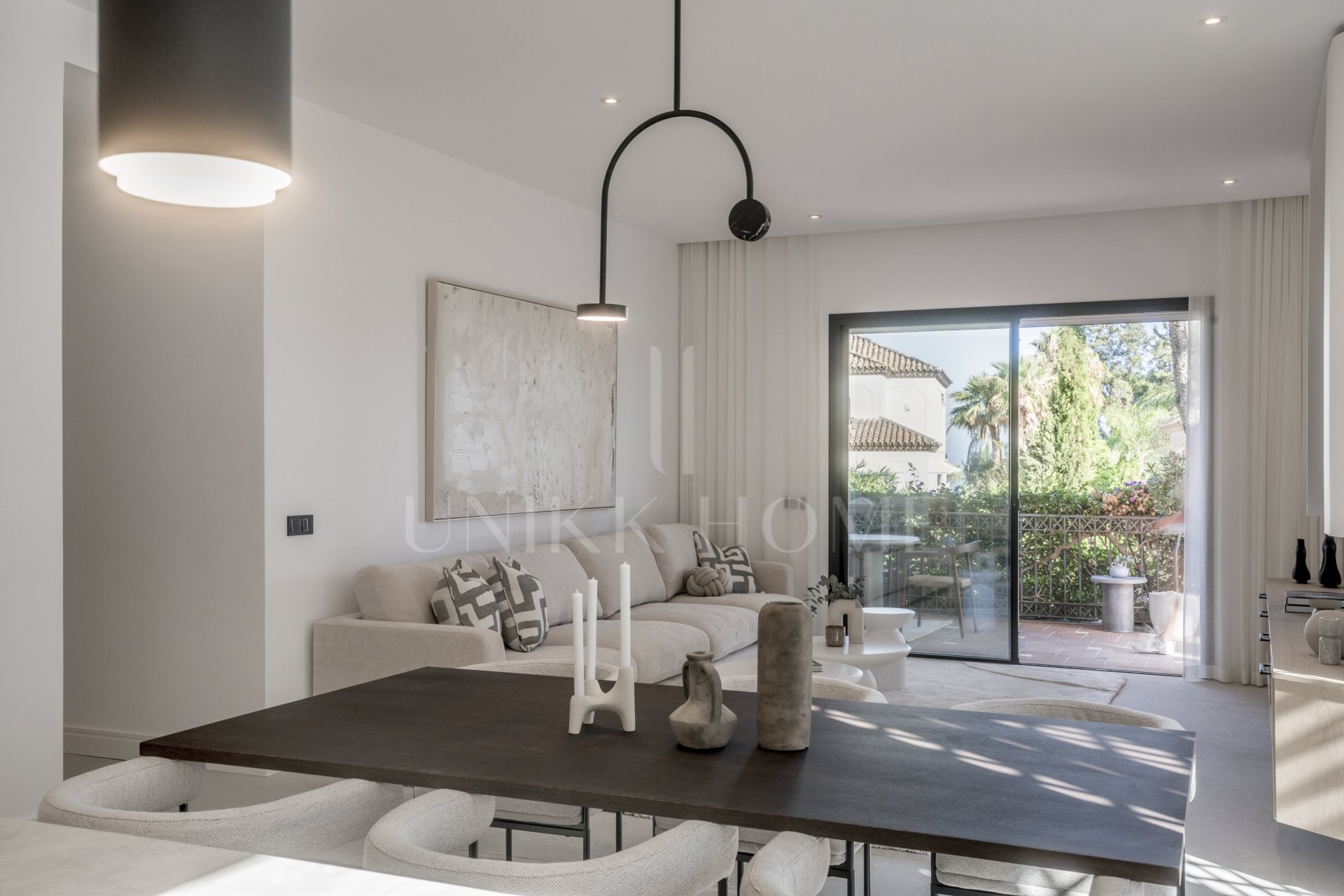 Situado en uno de los enclaves residenciales más escondidos y seguros de Marbella, este apartamento ofrece una rara combinación de diseño refinado y privacidad excepcional.