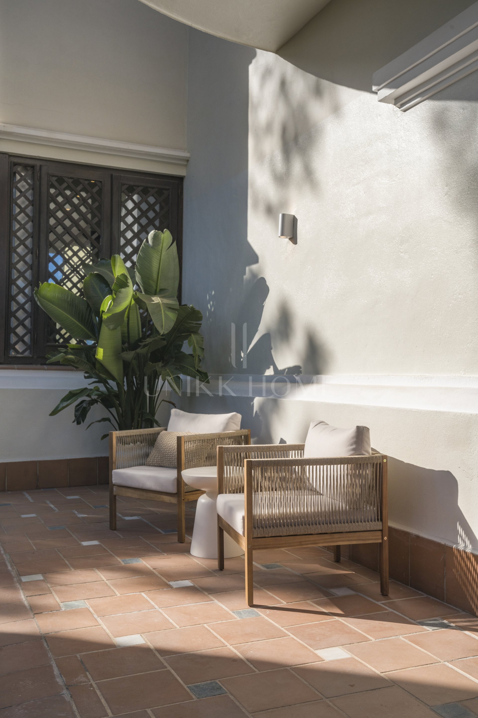 Situado en uno de los enclaves residenciales más escondidos y seguros de Marbella, este apartamento ofrece una rara combinación de diseño refinado y privacidad excepcional.