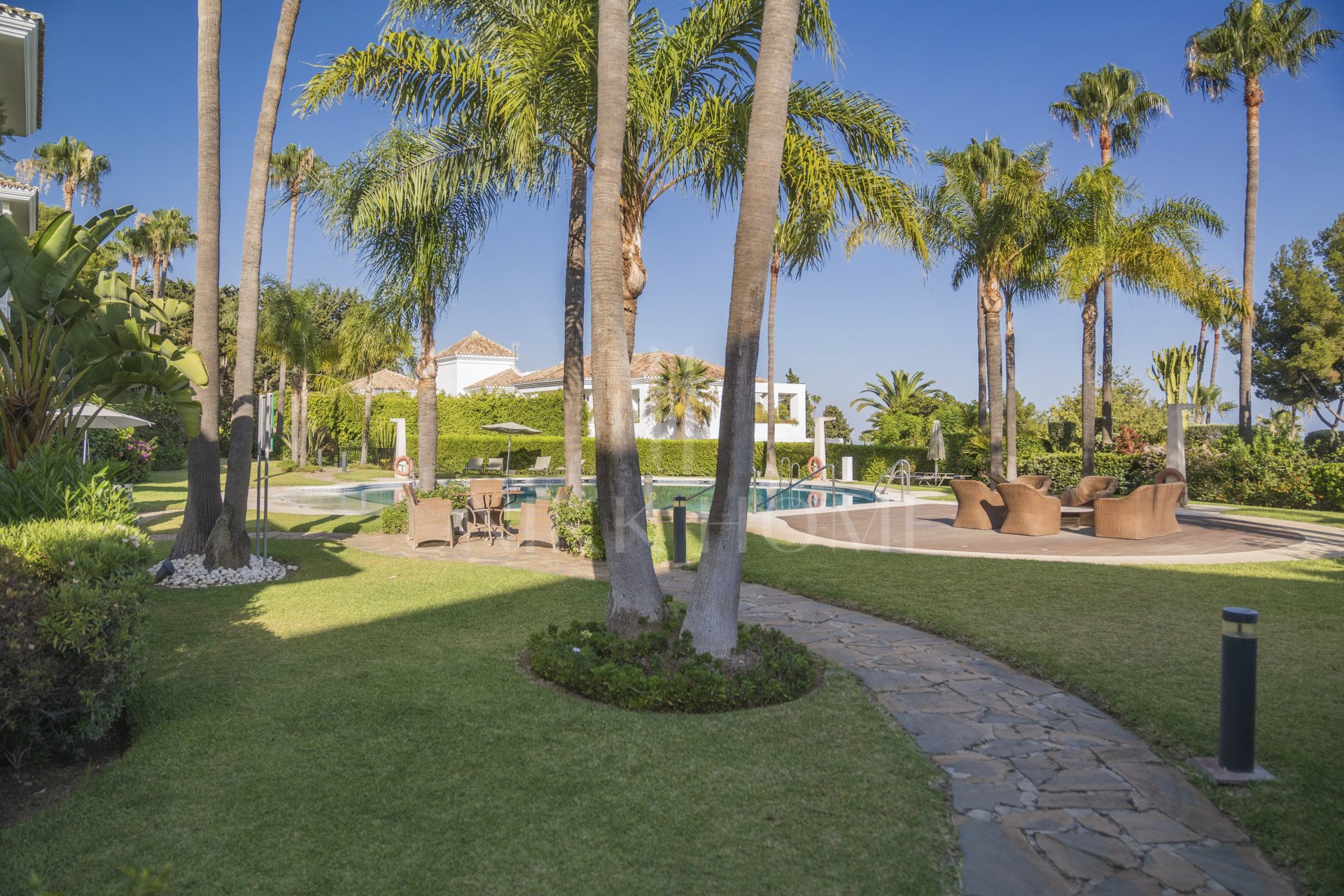 Situado en uno de los enclaves residenciales más escondidos y seguros de Marbella, este apartamento ofrece una rara combinación de diseño refinado y privacidad excepcional.
