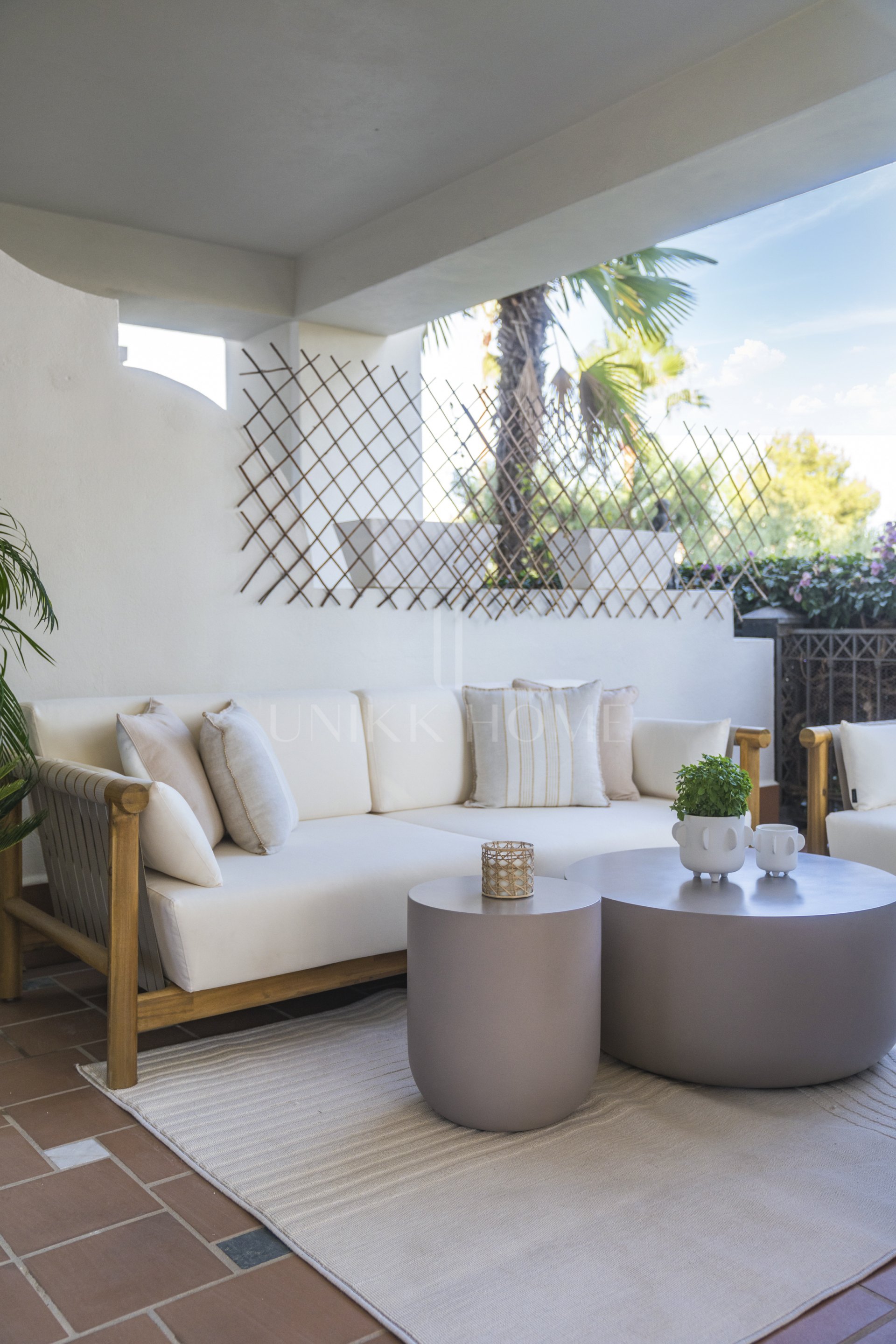 Situado en uno de los enclaves residenciales más escondidos y seguros de Marbella, este apartamento ofrece una rara combinación de diseño refinado y privacidad excepcional.