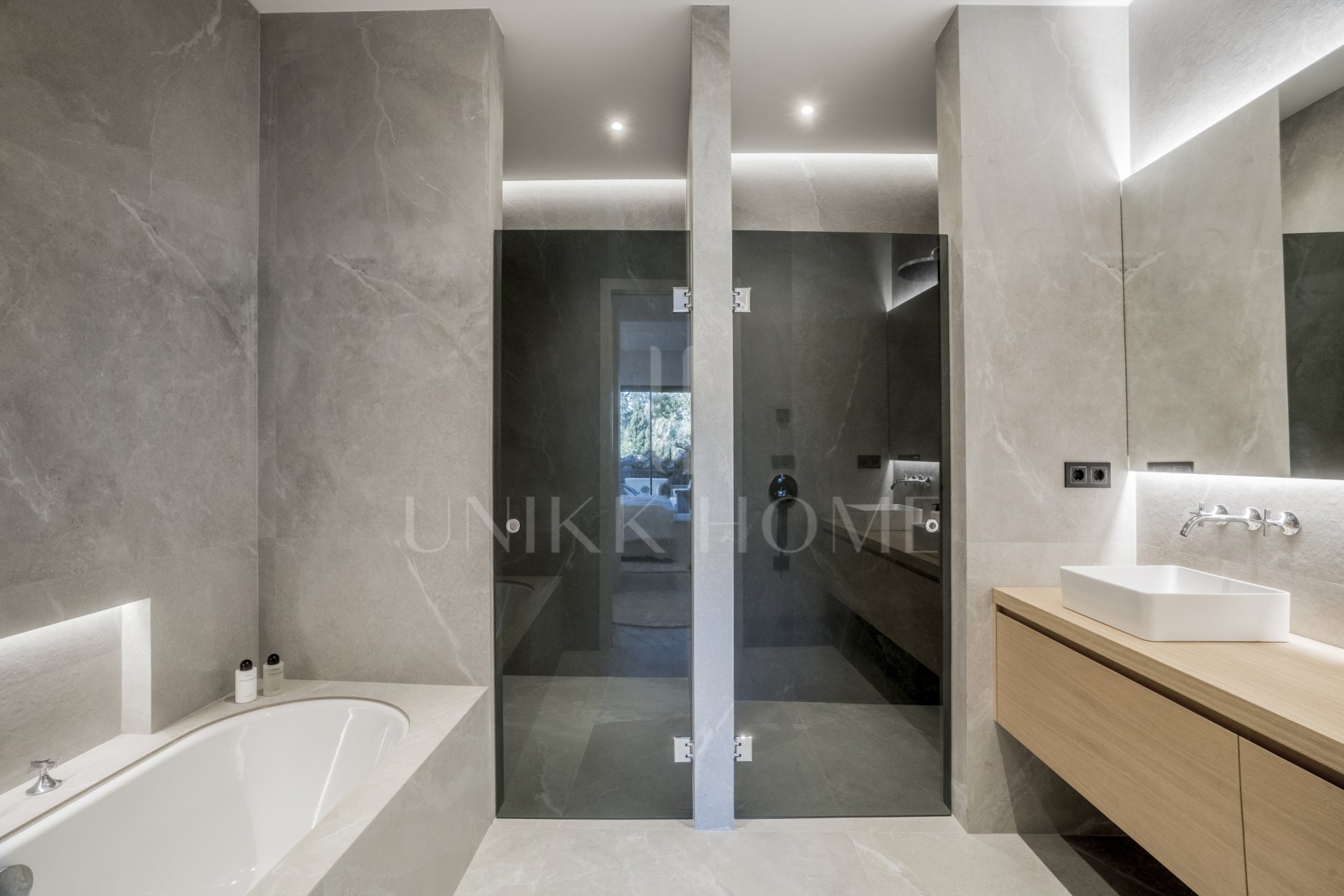 Situado en uno de los enclaves residenciales más escondidos y seguros de Marbella, este apartamento ofrece una rara combinación de diseño refinado y privacidad excepcional.