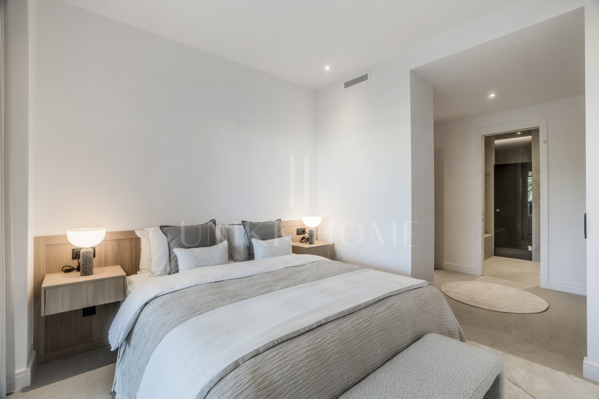Situado en uno de los enclaves residenciales más escondidos y seguros de Marbella, este apartamento ofrece una rara combinación de diseño refinado y privacidad excepcional.