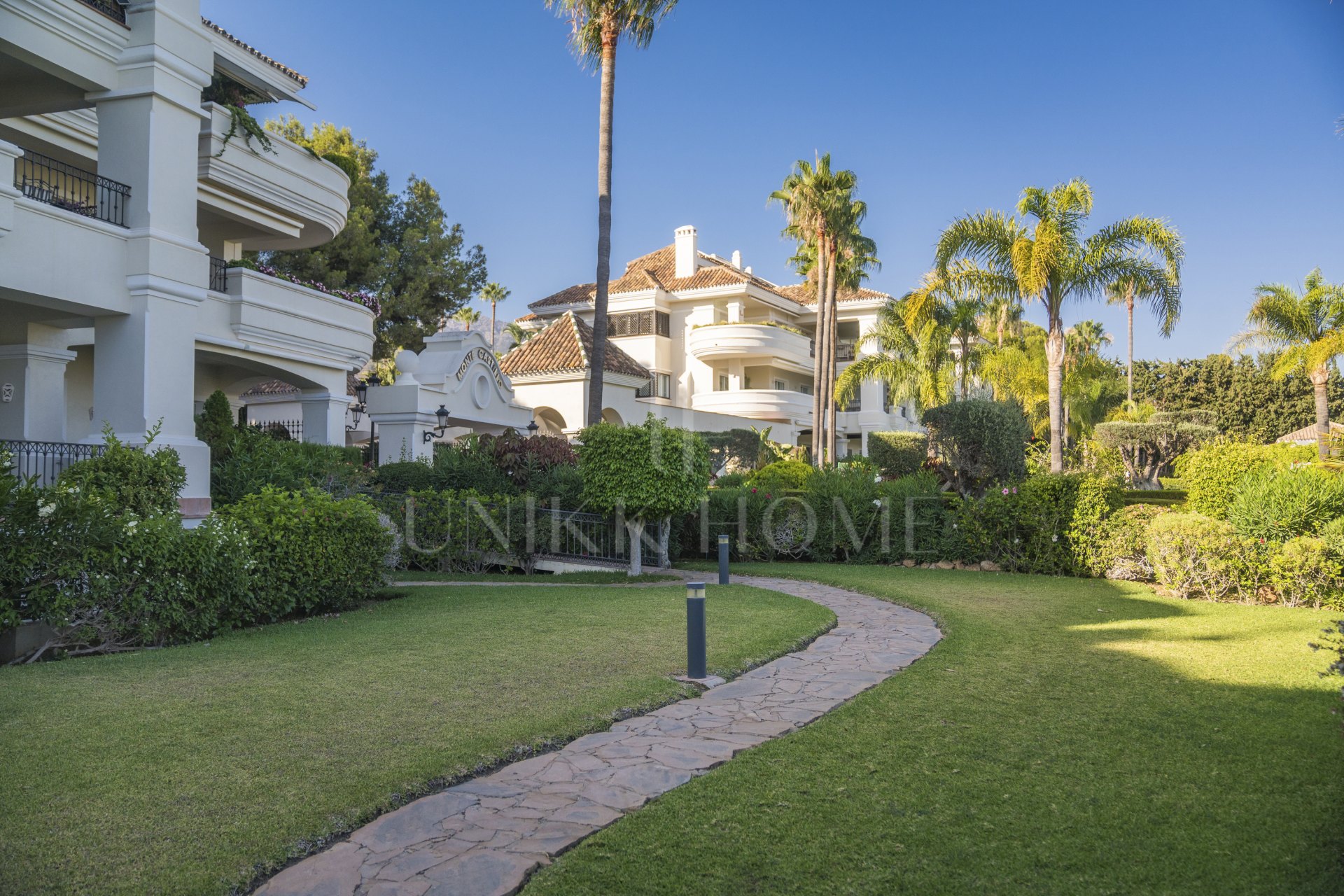 Situado en uno de los enclaves residenciales más escondidos y seguros de Marbella, este apartamento ofrece una rara combinación de diseño refinado y privacidad excepcional.