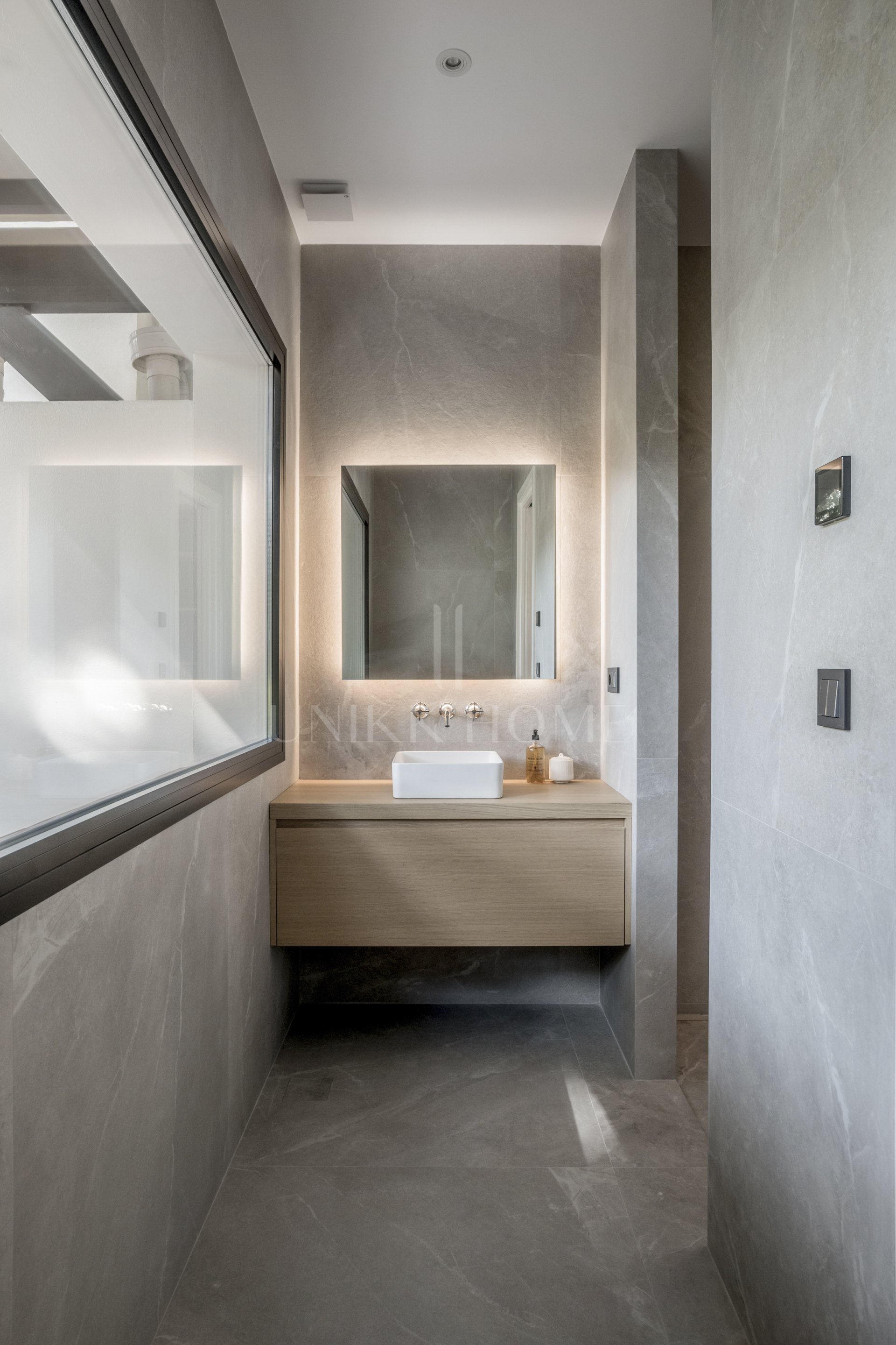 Situado en uno de los enclaves residenciales más escondidos y seguros de Marbella, este apartamento ofrece una rara combinación de diseño refinado y privacidad excepcional.