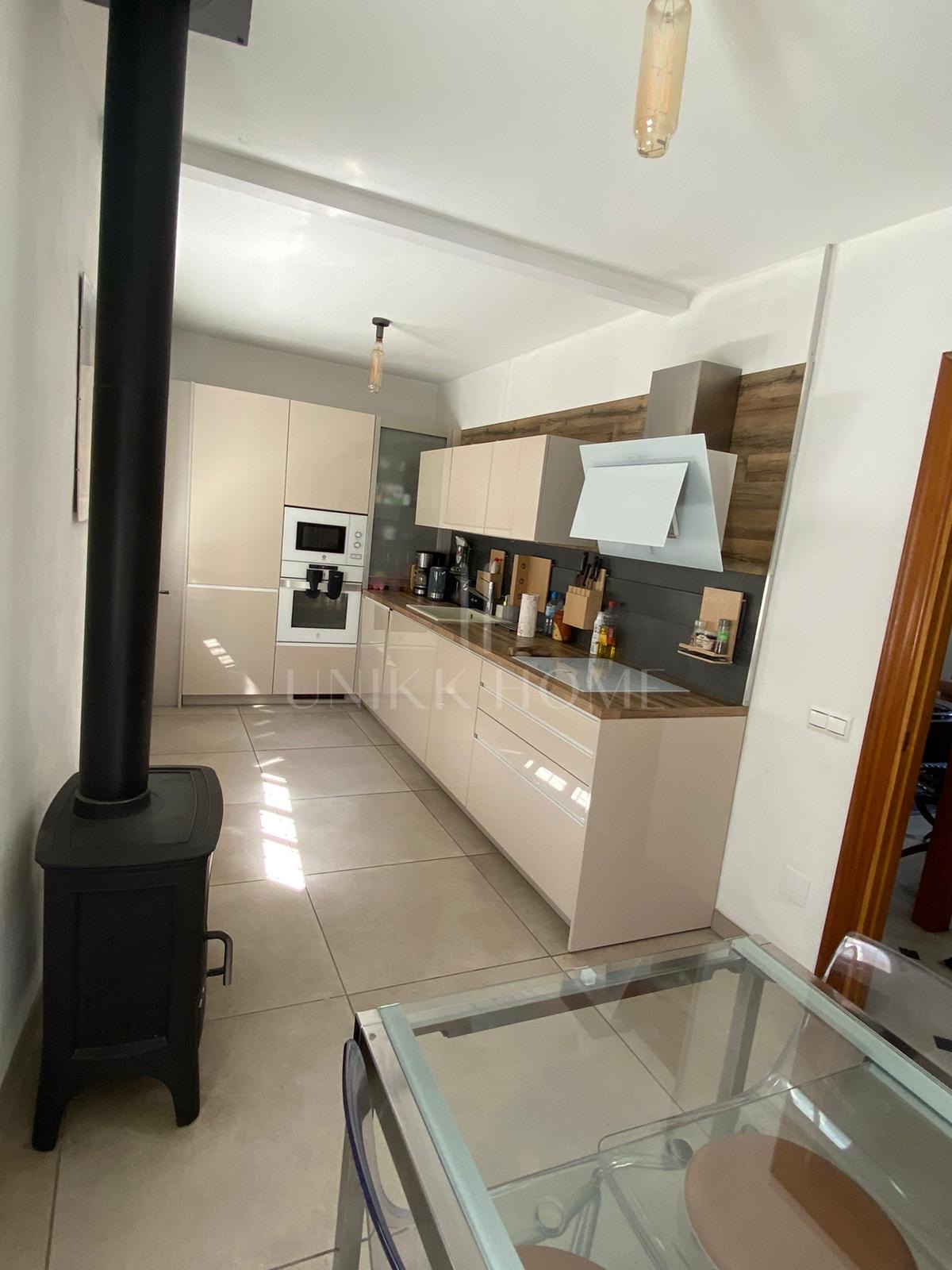 Beautiful house on the outskirts of the village, with plenty of renovation possibilities and stunning views of the sea and the mountains