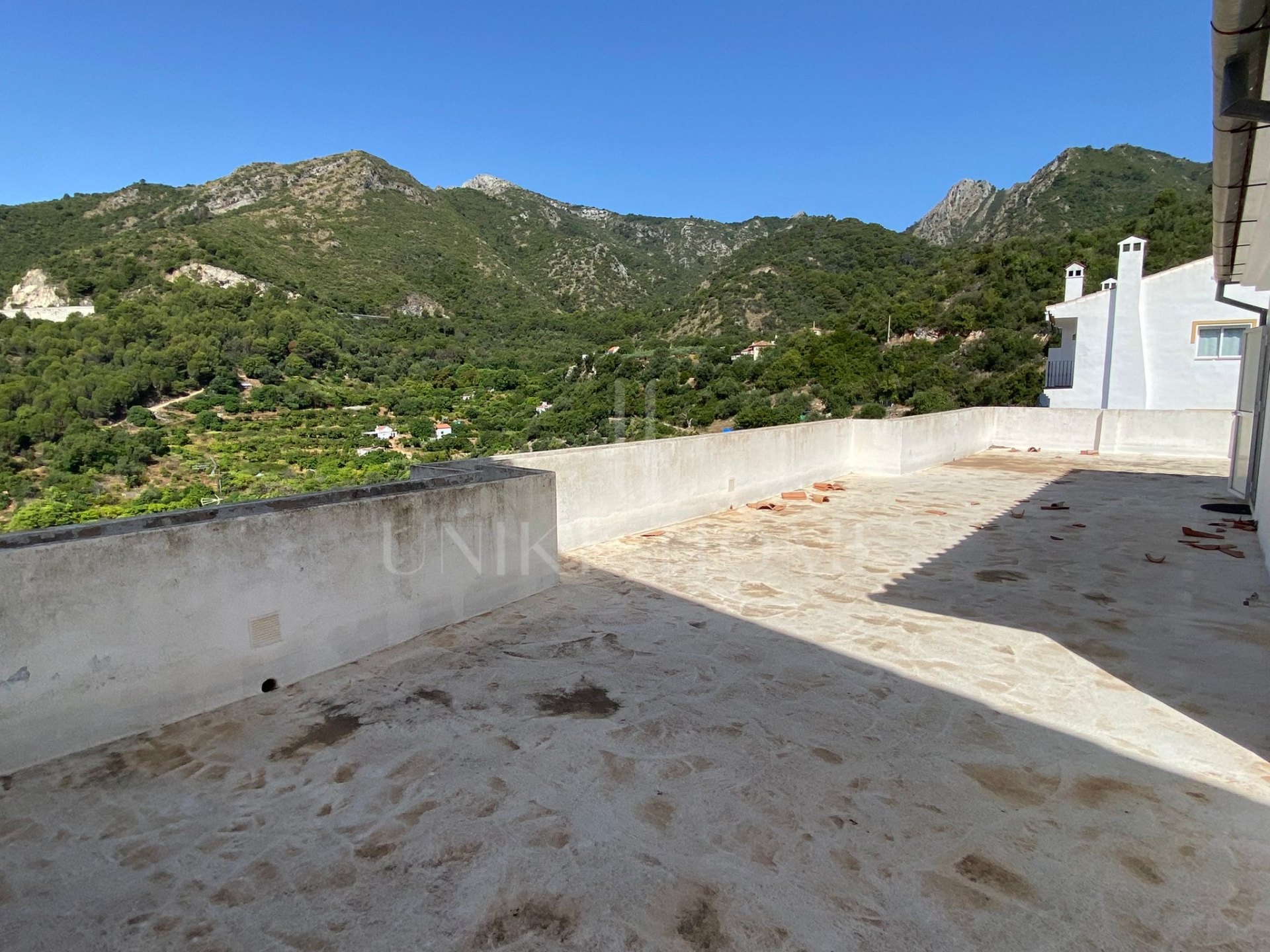 Beautiful house on the outskirts of the village, with plenty of renovation possibilities and stunning views of the sea and the mountains