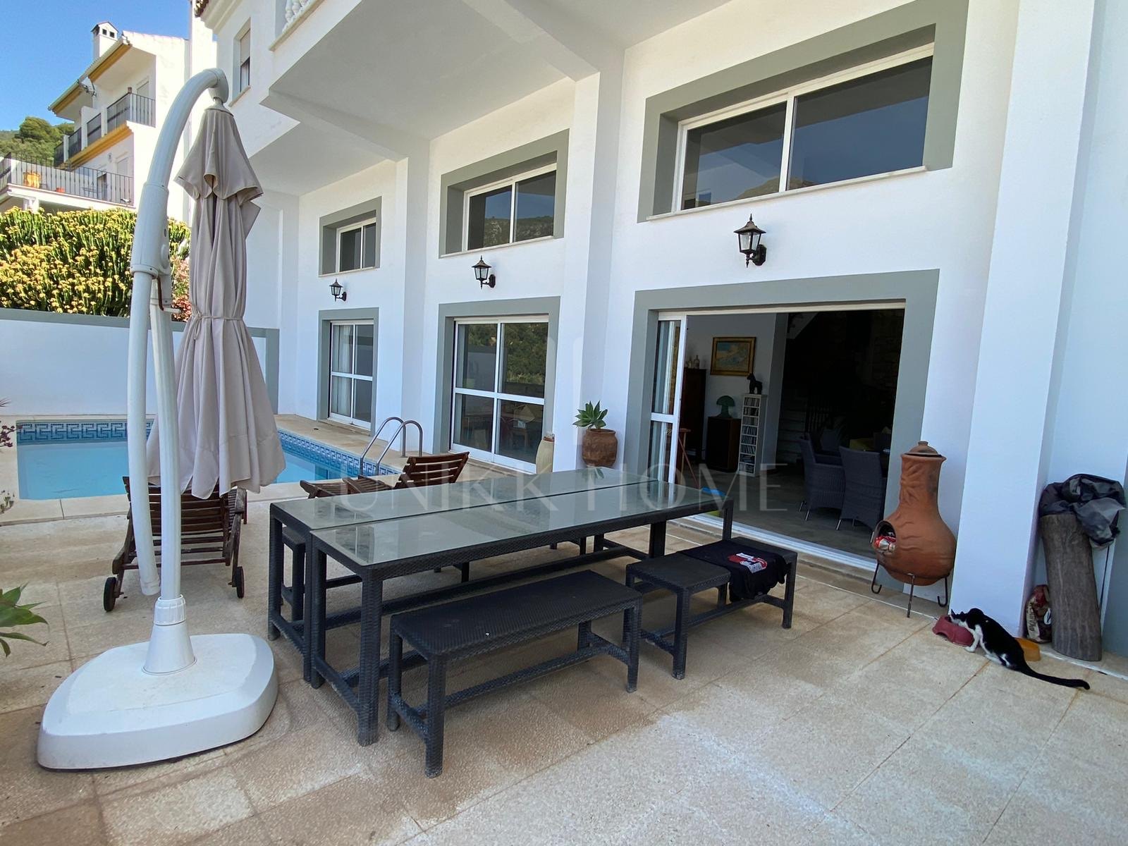 Beautiful house on the outskirts of the village, with plenty of renovation possibilities and stunning views of the sea and the mountains