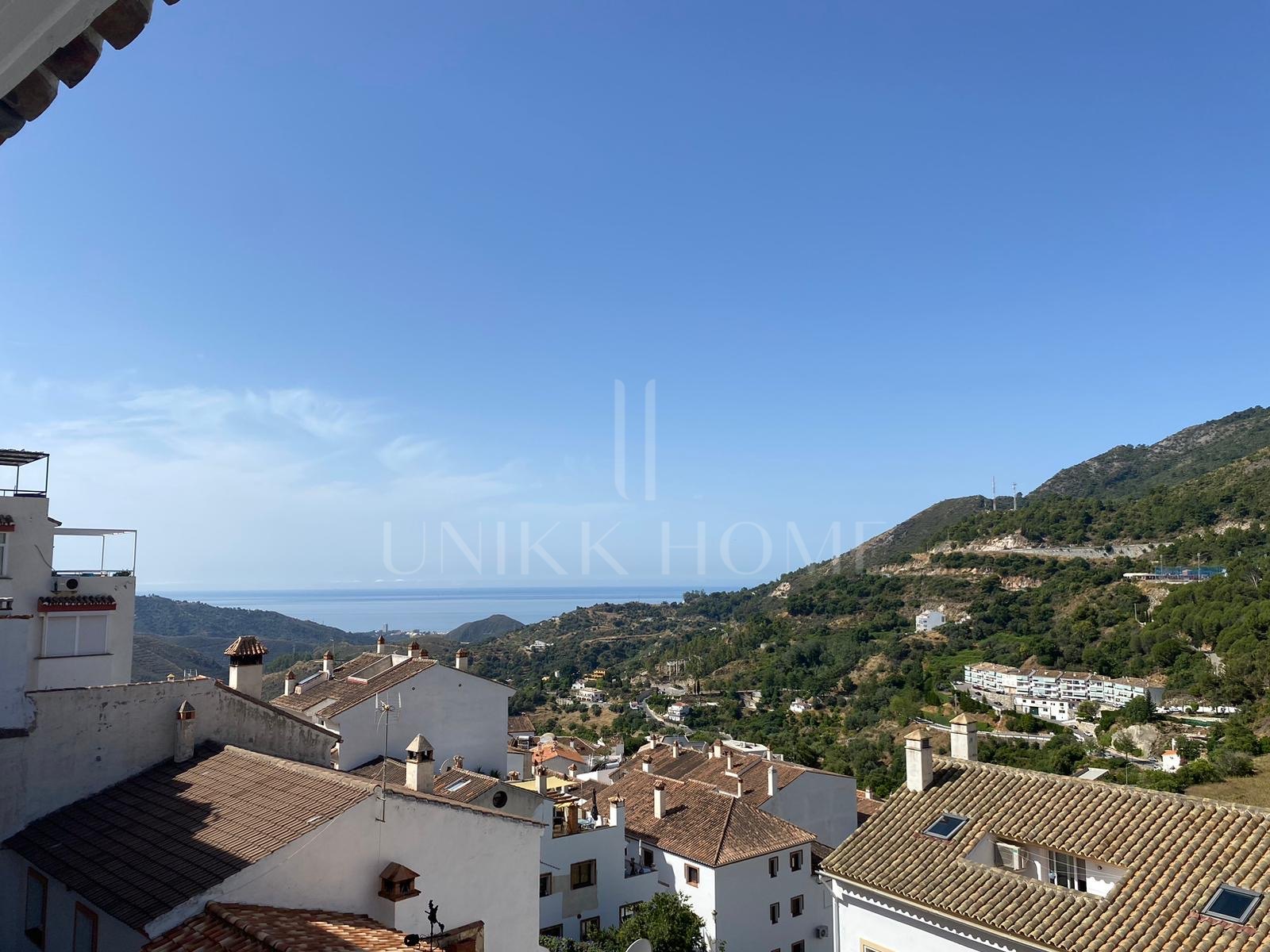 Beautiful house on the outskirts of the village, with plenty of renovation possibilities and stunning views of the sea and the mountains