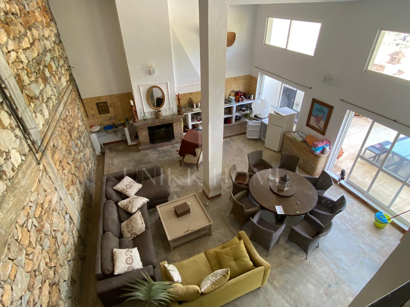 Beautiful house on the outskirts of the village, with plenty of renovation possibilities and stunning views of the sea and the mountains