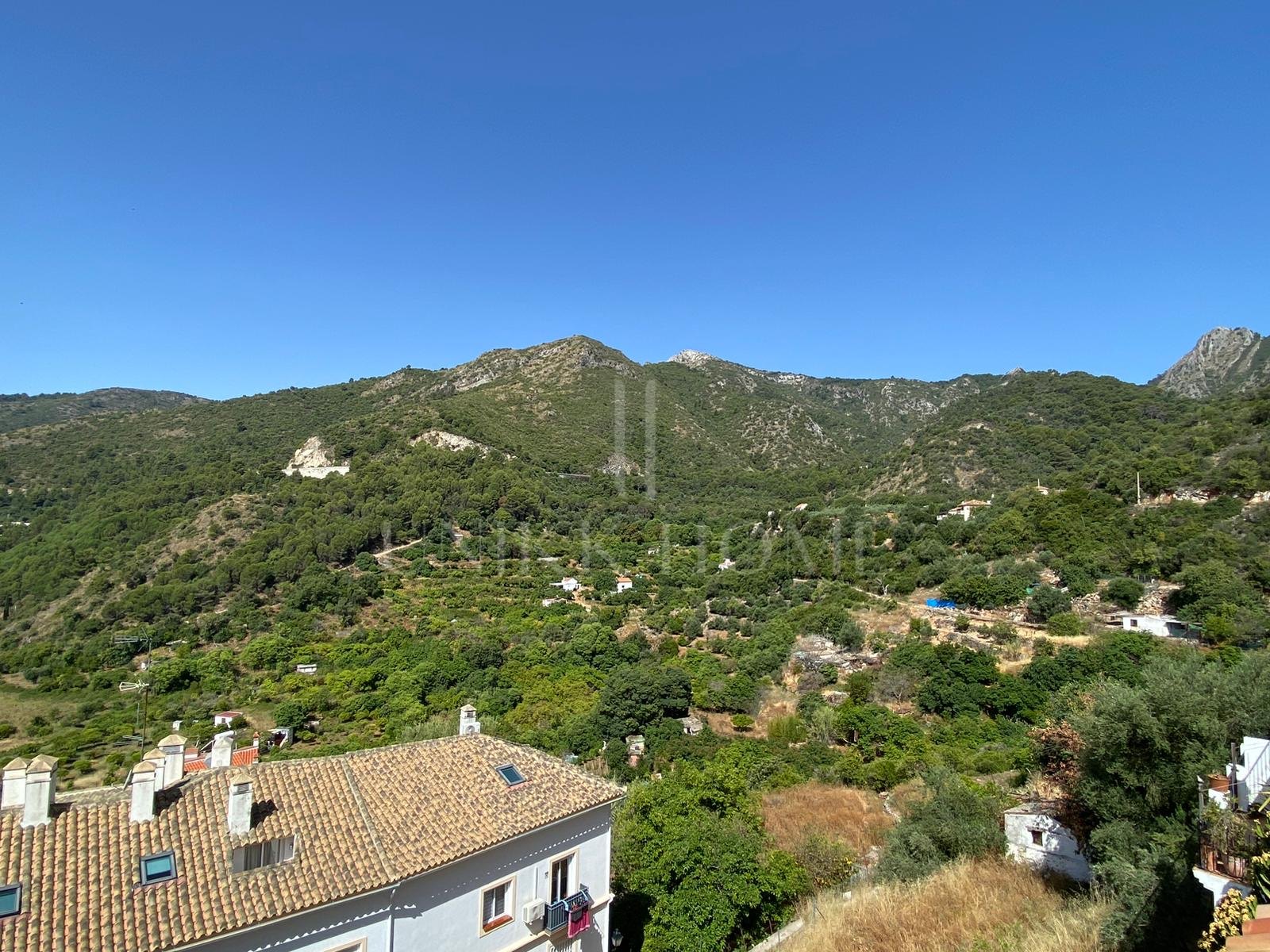 Beautiful house on the outskirts of the village, with plenty of renovation possibilities and stunning views of the sea and the mountains