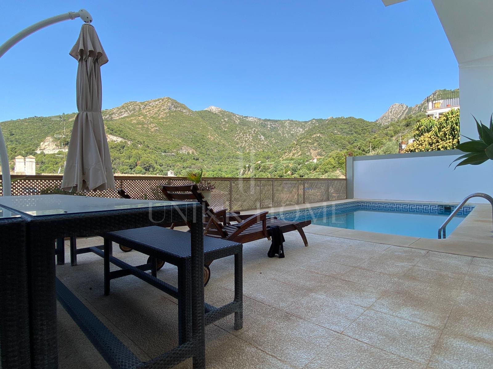 Beautiful house on the outskirts of the village, with plenty of renovation possibilities and stunning views of the sea and the mountains