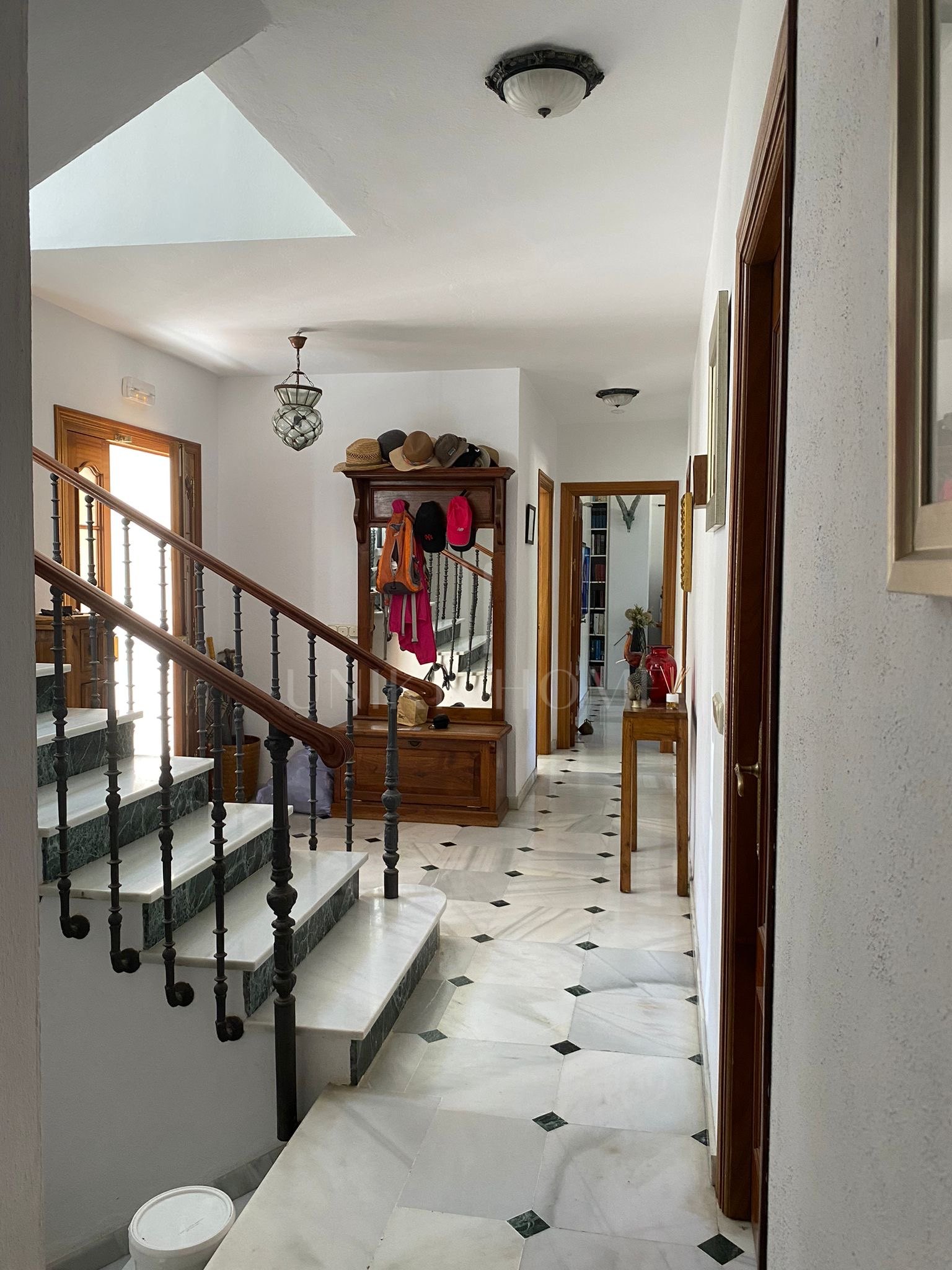 Beautiful house on the outskirts of the village, with plenty of renovation possibilities and stunning views of the sea and the mountains