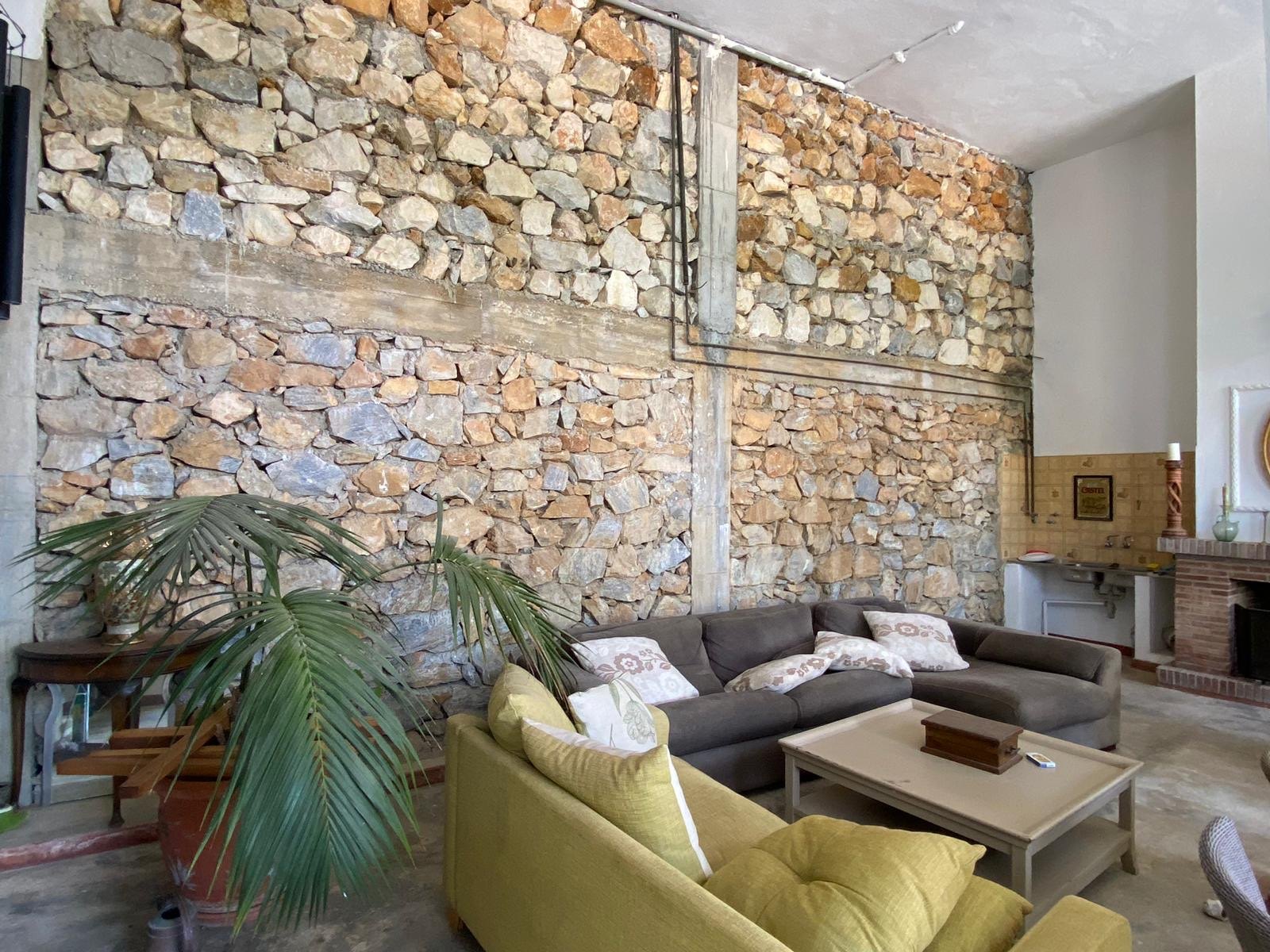 Beautiful house on the outskirts of the village, with plenty of renovation possibilities and stunning views of the sea and the mountains