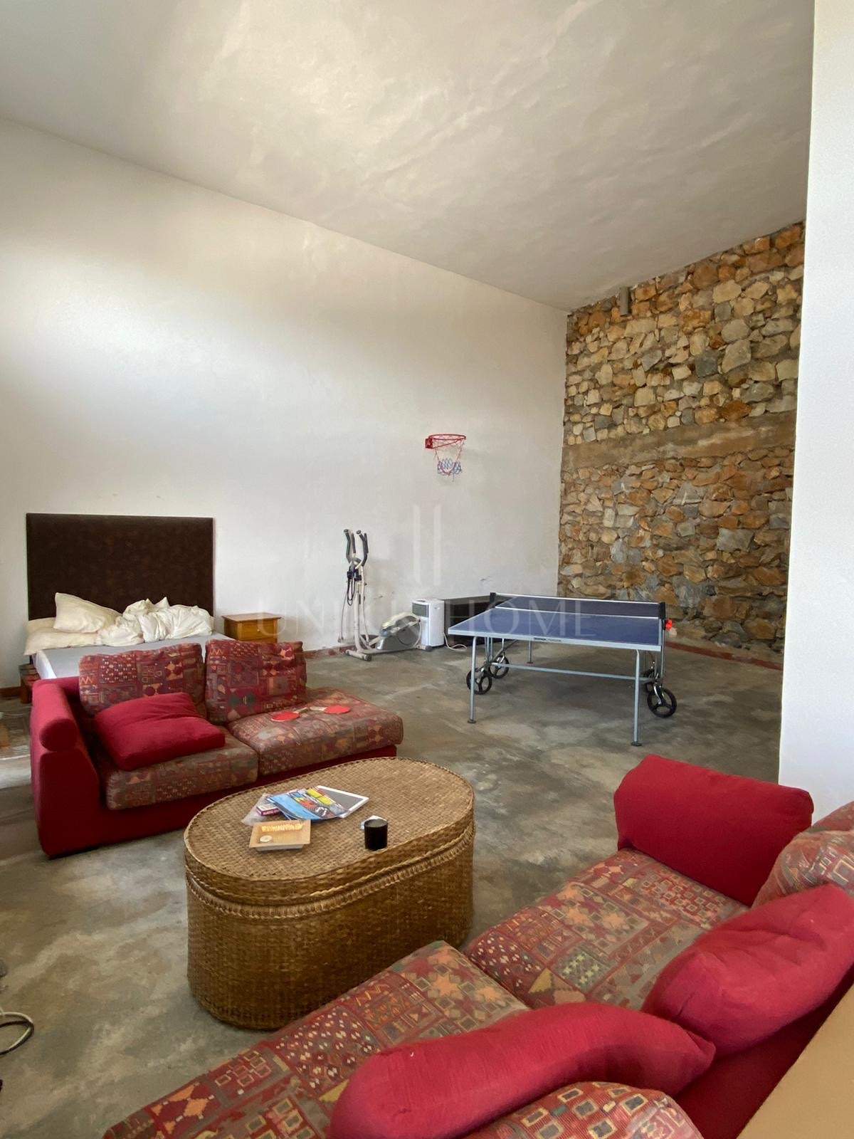 Beautiful house on the outskirts of the village, with plenty of renovation possibilities and stunning views of the sea and the mountains