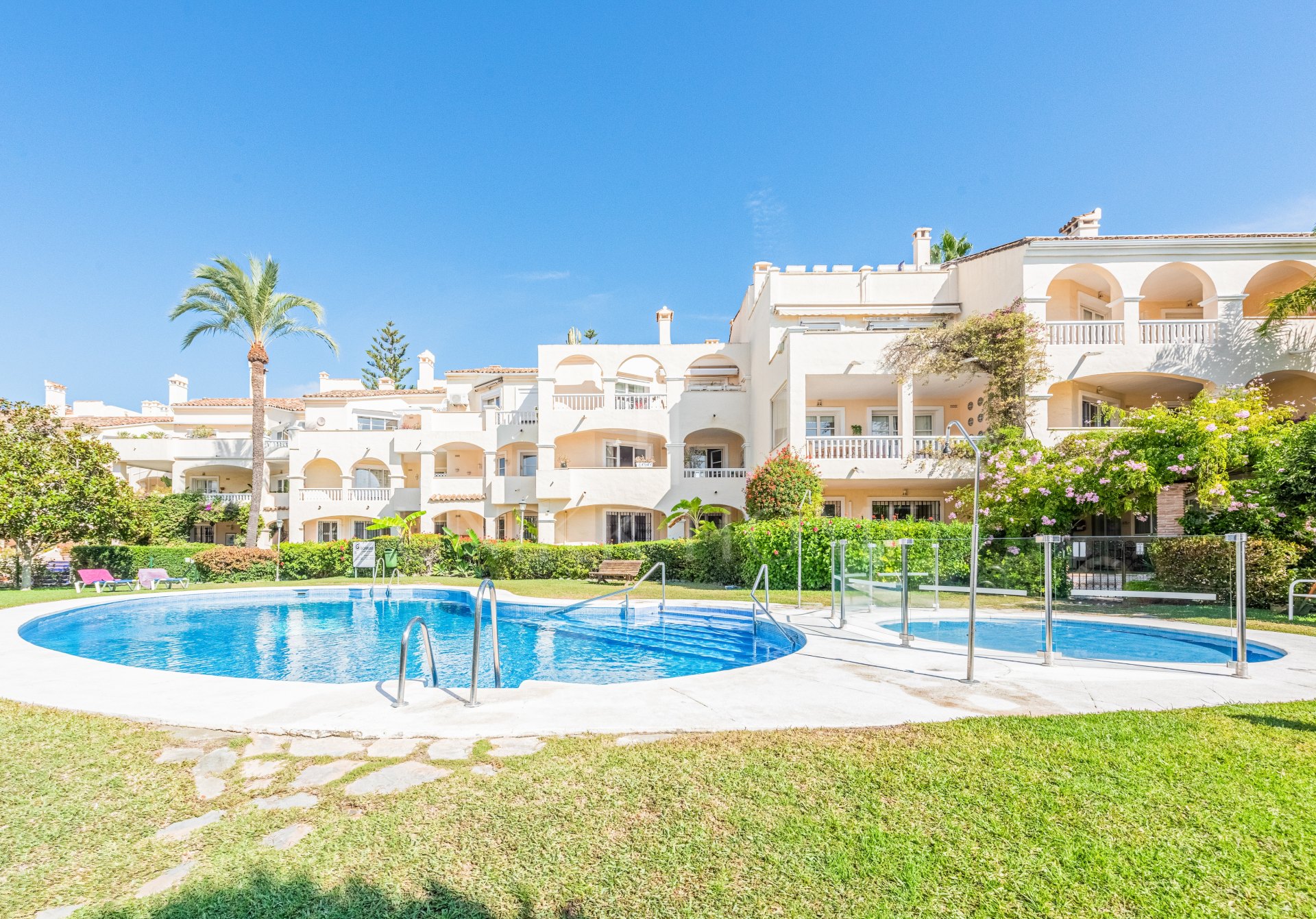 Excepcional apartamento en planta baja y esquina en El Paraíso, Estepona
