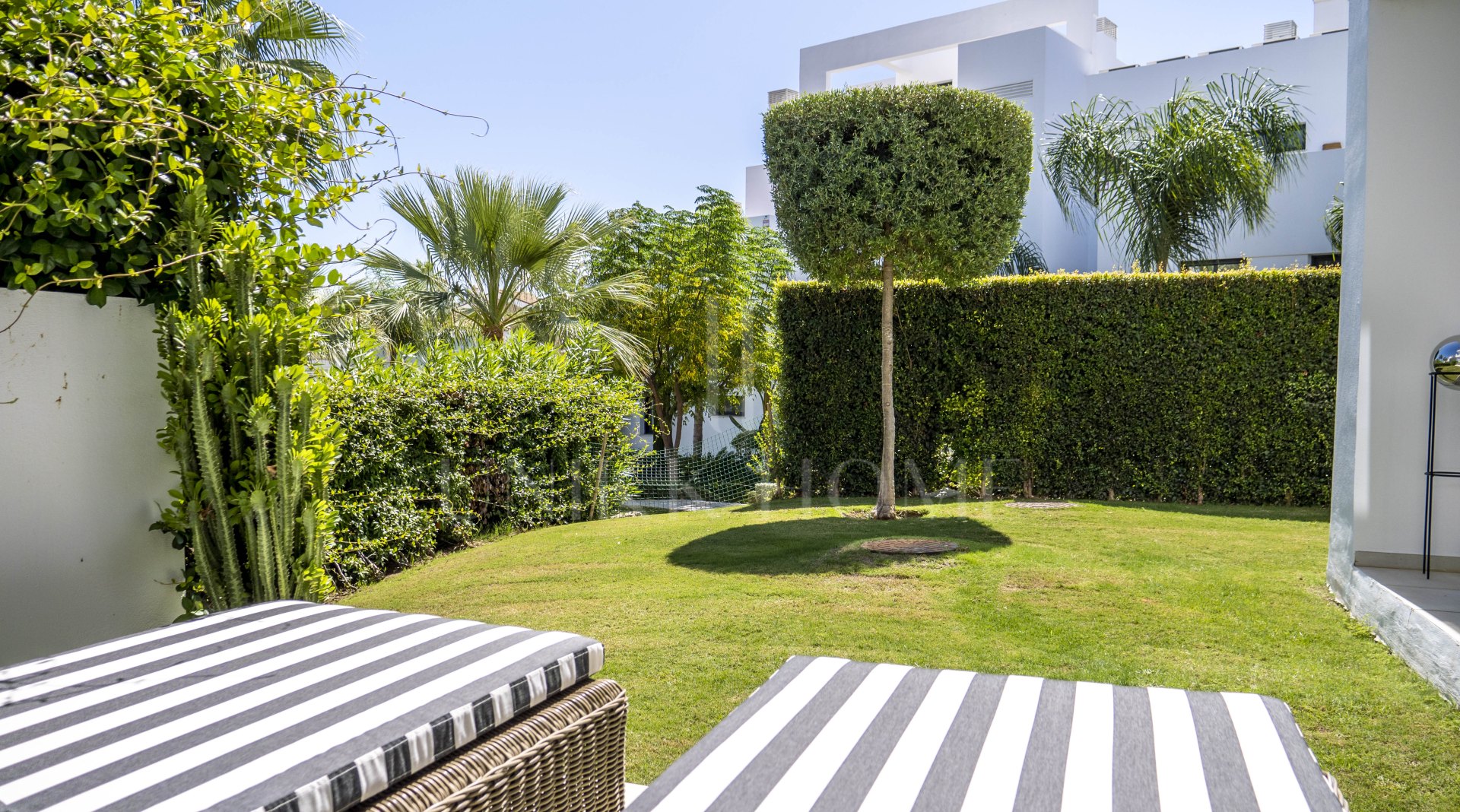 UNA RARA VIVIENDA CON JARDÍN EN CORTIJO DEL GOLF