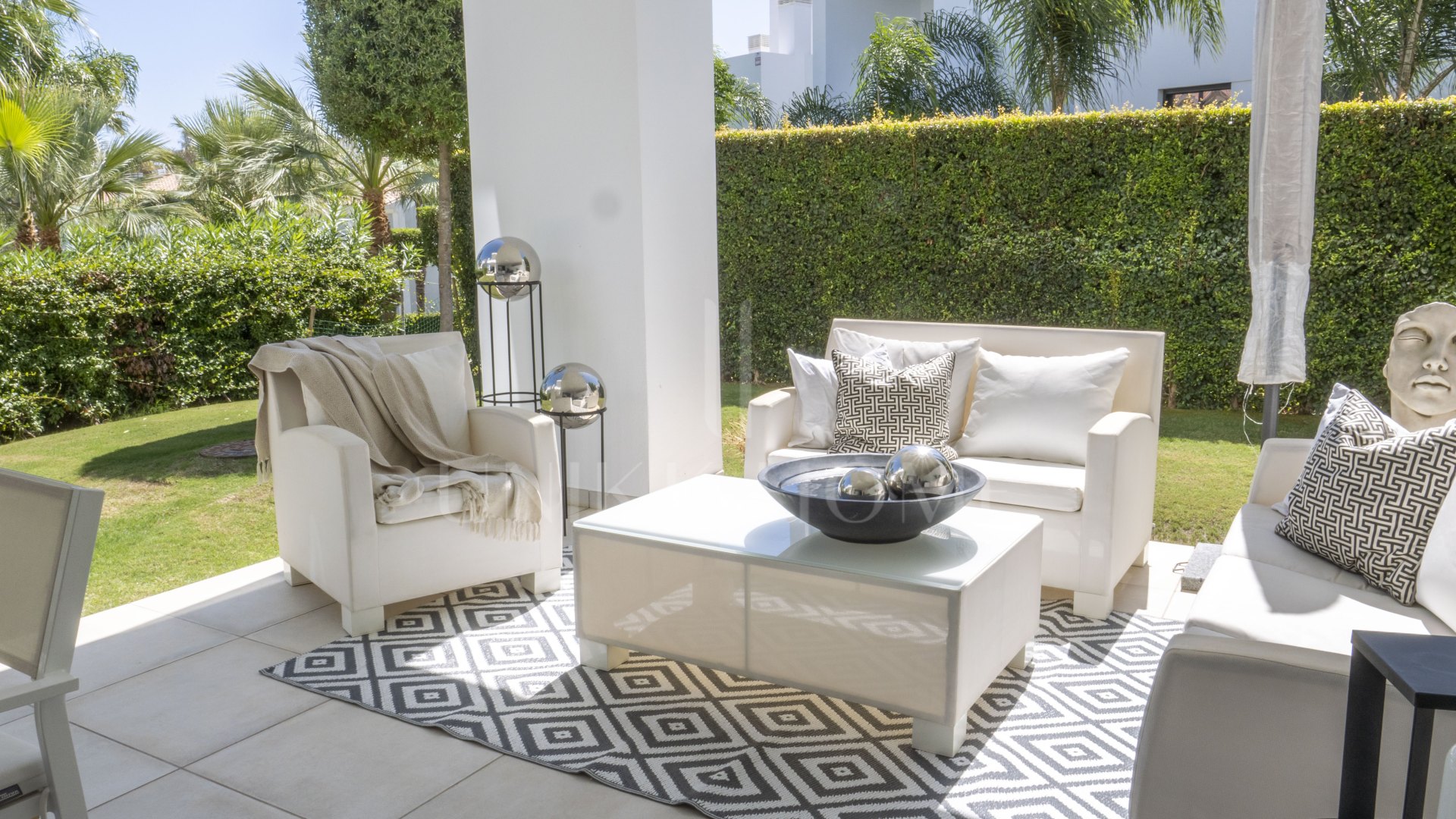 UNA RARA VIVIENDA CON JARDÍN EN CORTIJO DEL GOLF