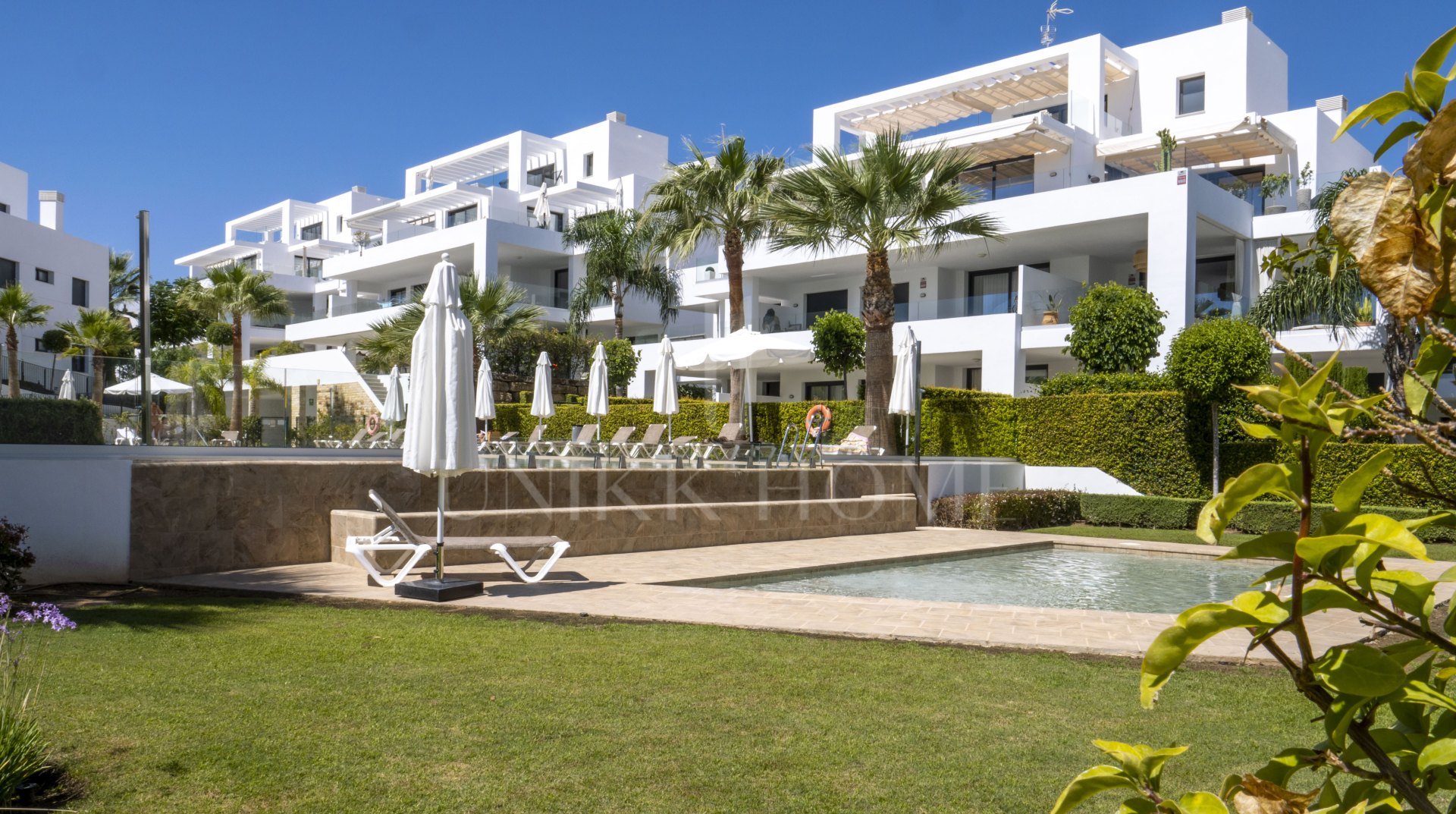 UNA RARA VIVIENDA CON JARDÍN EN CORTIJO DEL GOLF