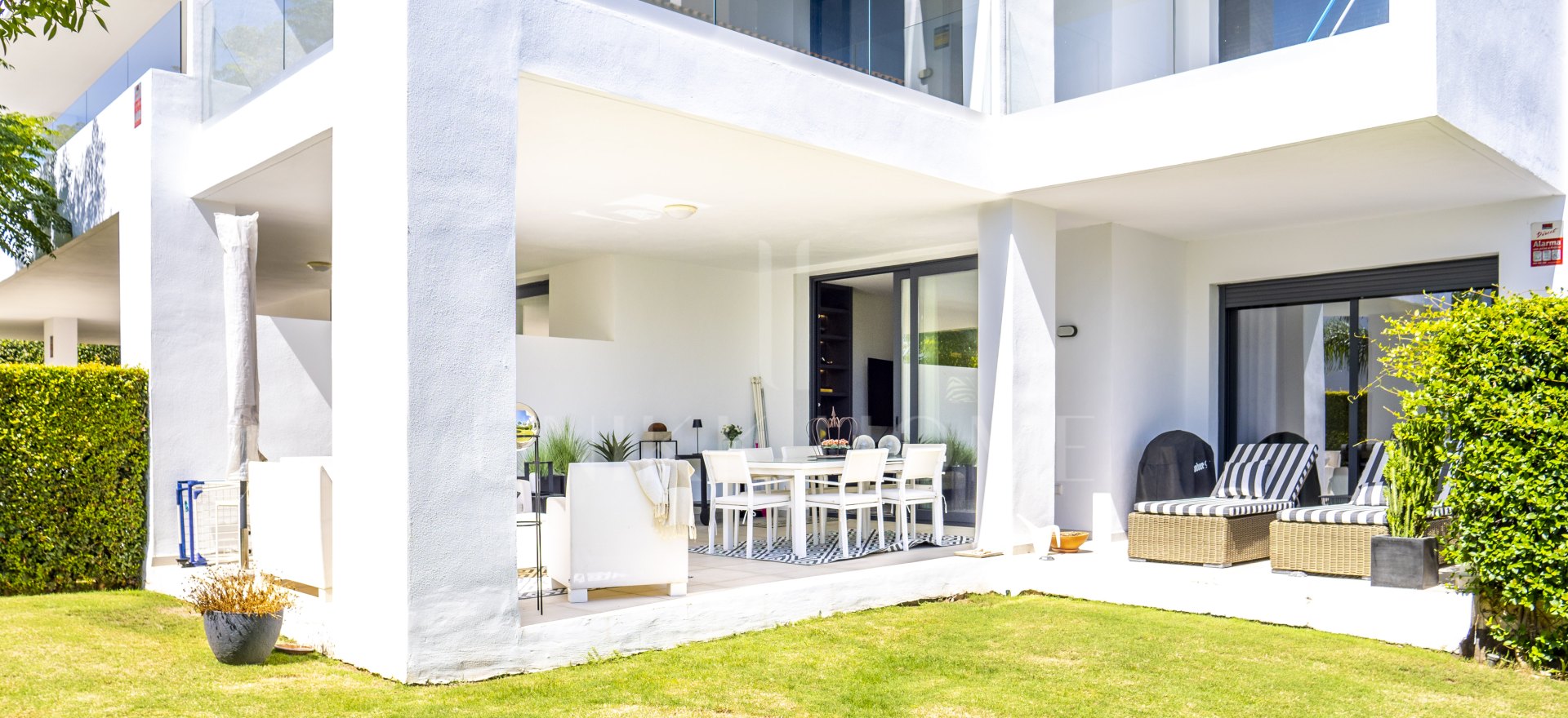UNA RARA VIVIENDA CON JARDÍN EN CORTIJO DEL GOLF