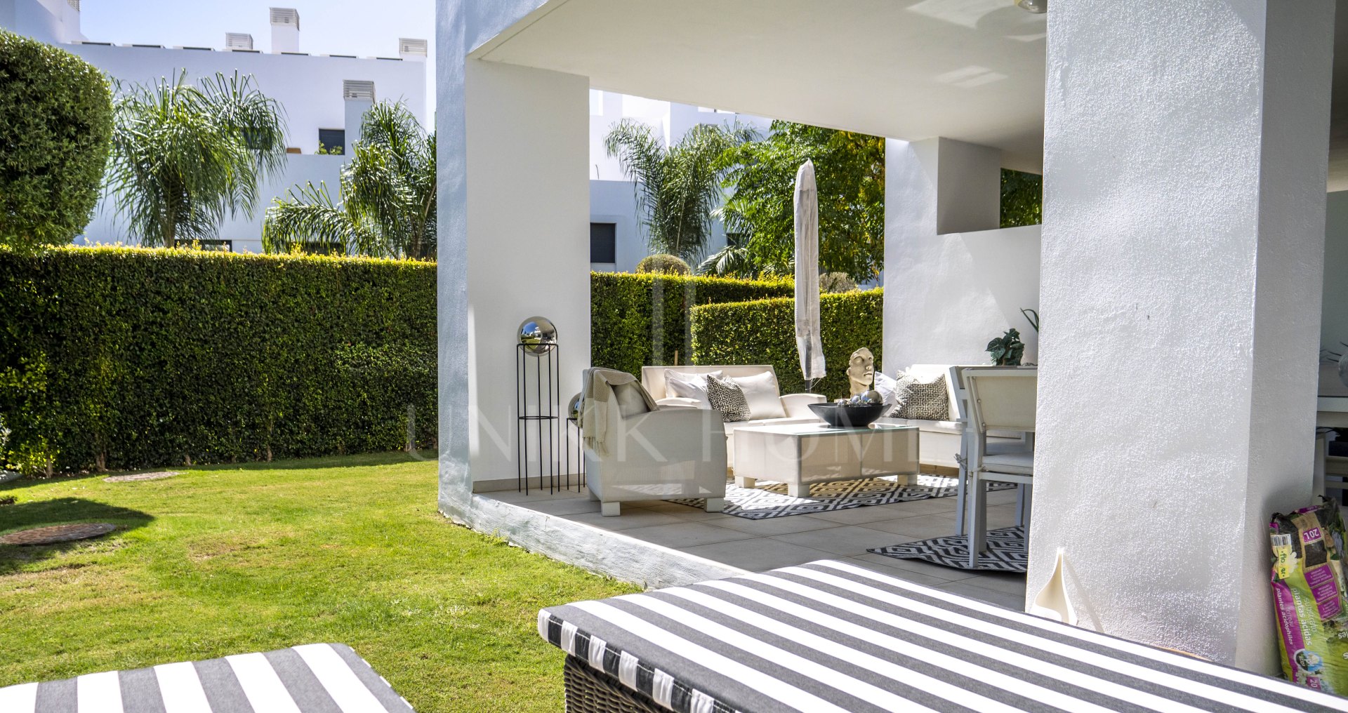UNA RARA VIVIENDA CON JARDÍN EN CORTIJO DEL GOLF