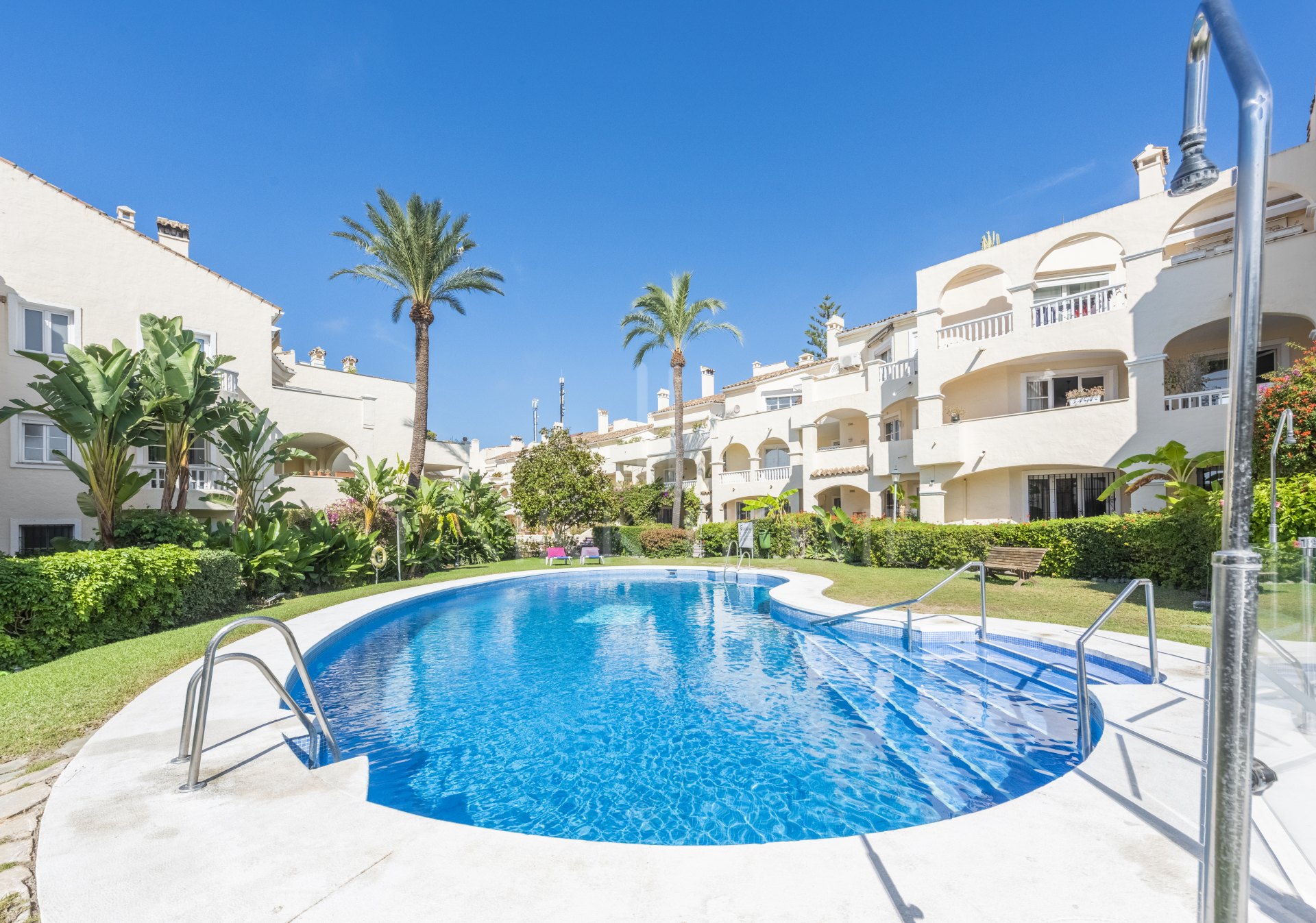 Gran oportunidad: apartamento de 2 dormitorios reformado en El Paraíso, Estepona