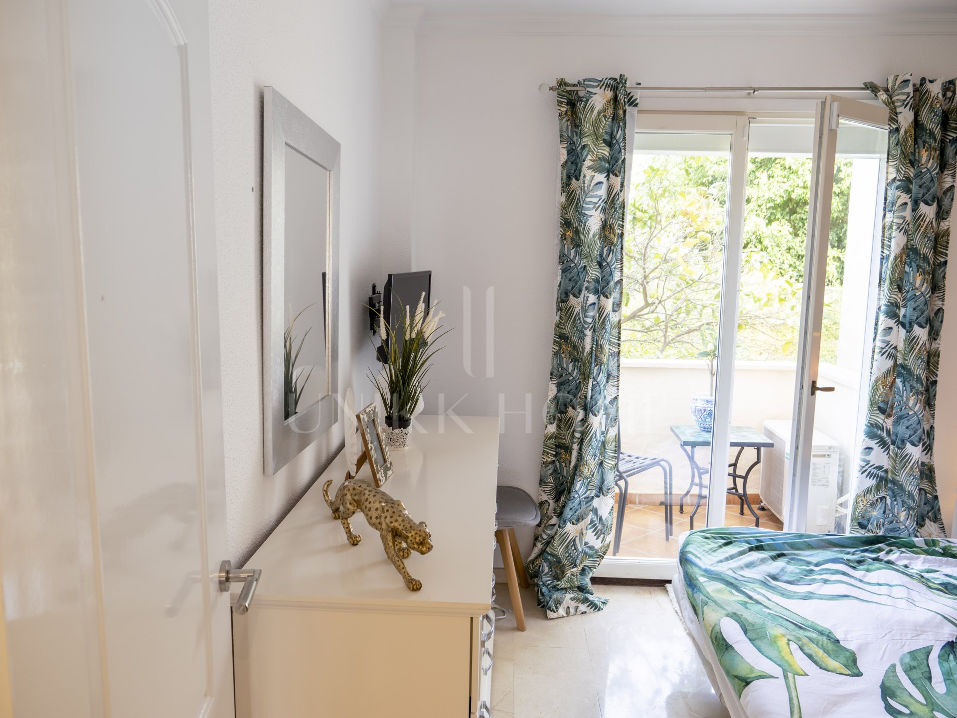 Gran oportunidad: apartamento de 2 dormitorios reformado en El Paraíso, Estepona