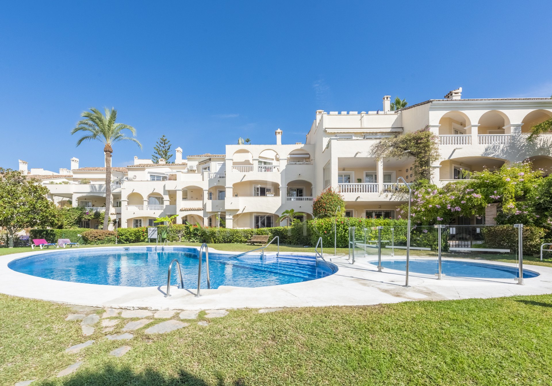 Gran oportunidad: apartamento de 2 dormitorios reformado en El Paraíso, Estepona