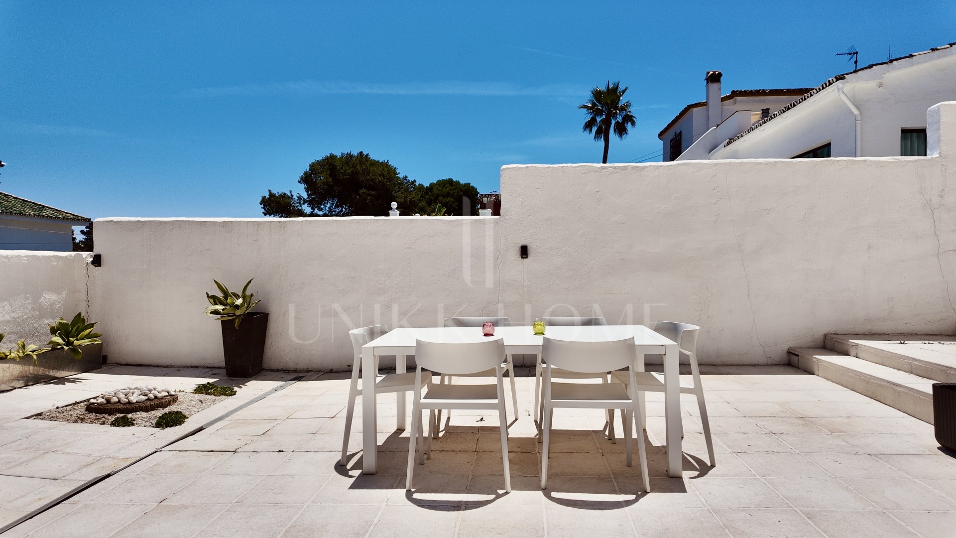 Elegante Villa de cuatro dormitorios con vistas a la montaña en Nueva Andalucía, Marbella
