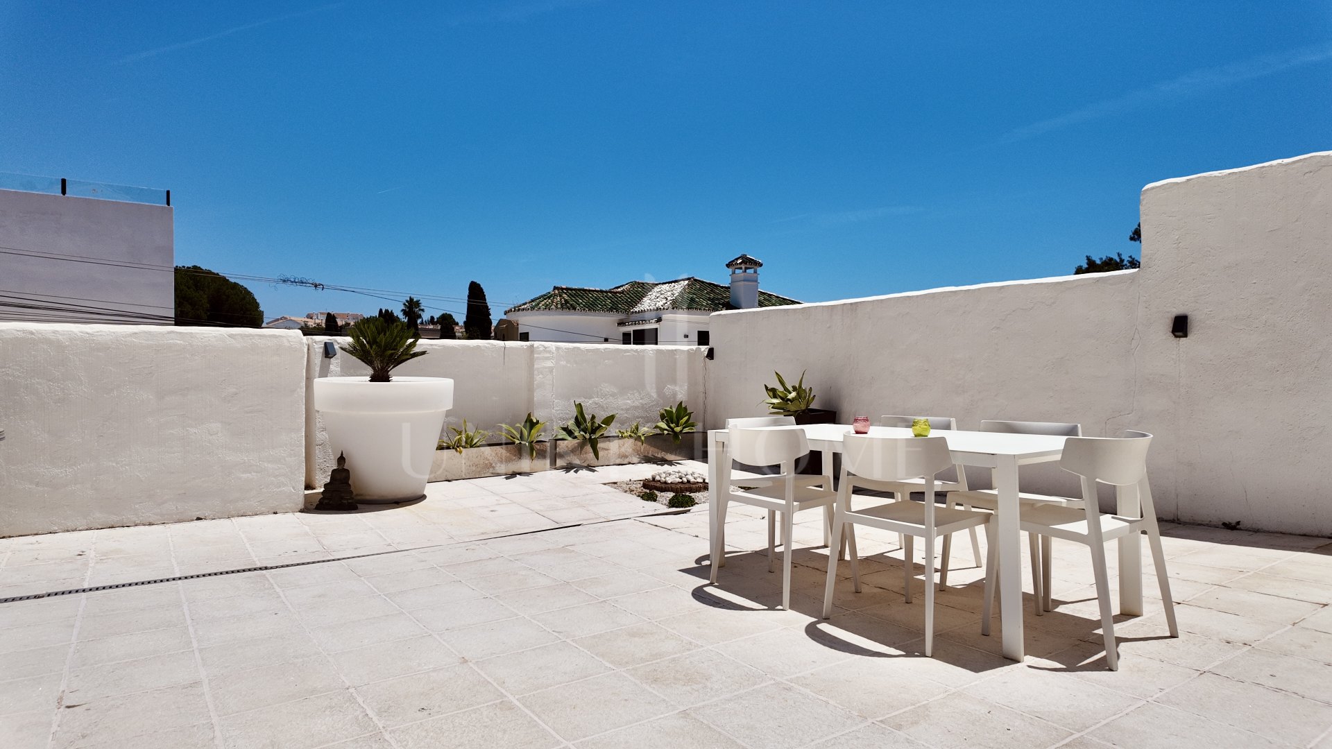 Elegante Villa de cuatro dormitorios con vistas a la montaña en Nueva Andalucía, Marbella