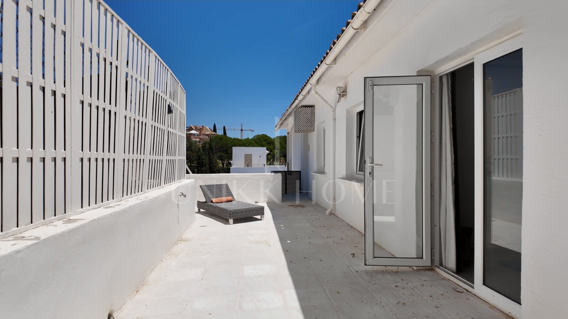 Elegante Villa de cuatro dormitorios con vistas a la montaña en Nueva Andalucía, Marbella