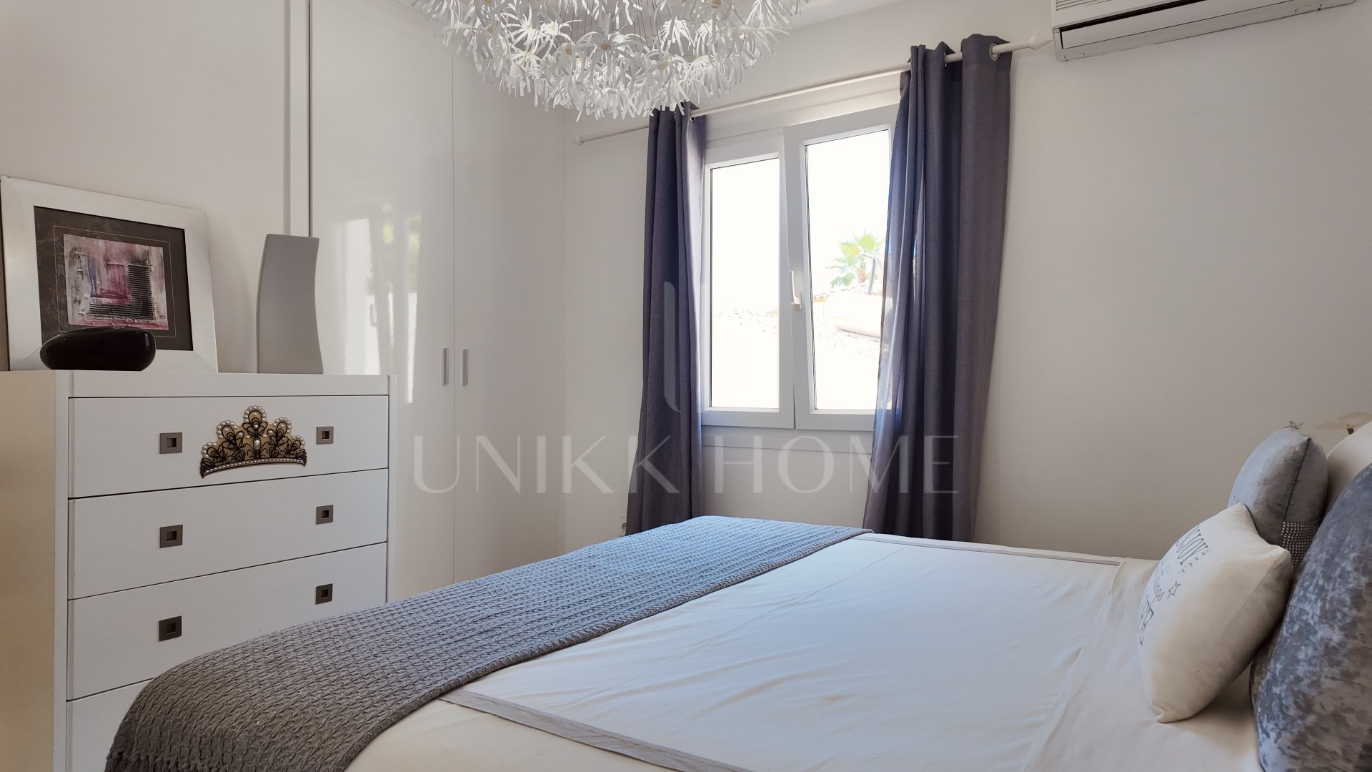 Elegante Villa de cuatro dormitorios con vistas a la montaña en Nueva Andalucía, Marbella