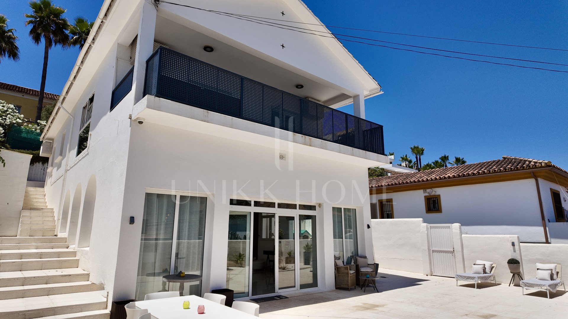 Elegante Villa de cuatro dormitorios con vistas a la montaña en Nueva Andalucía, Marbella