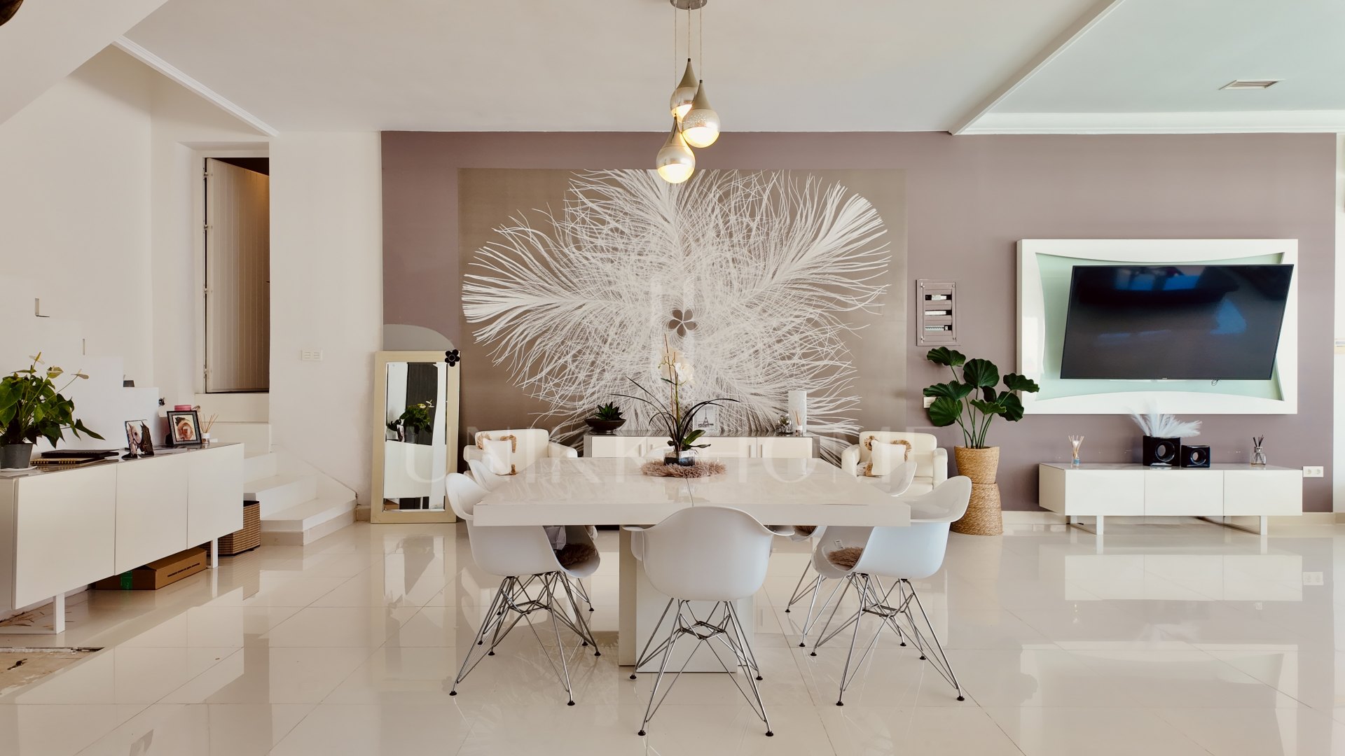 Elegante Villa de cuatro dormitorios con vistas a la montaña en Nueva Andalucía, Marbella
