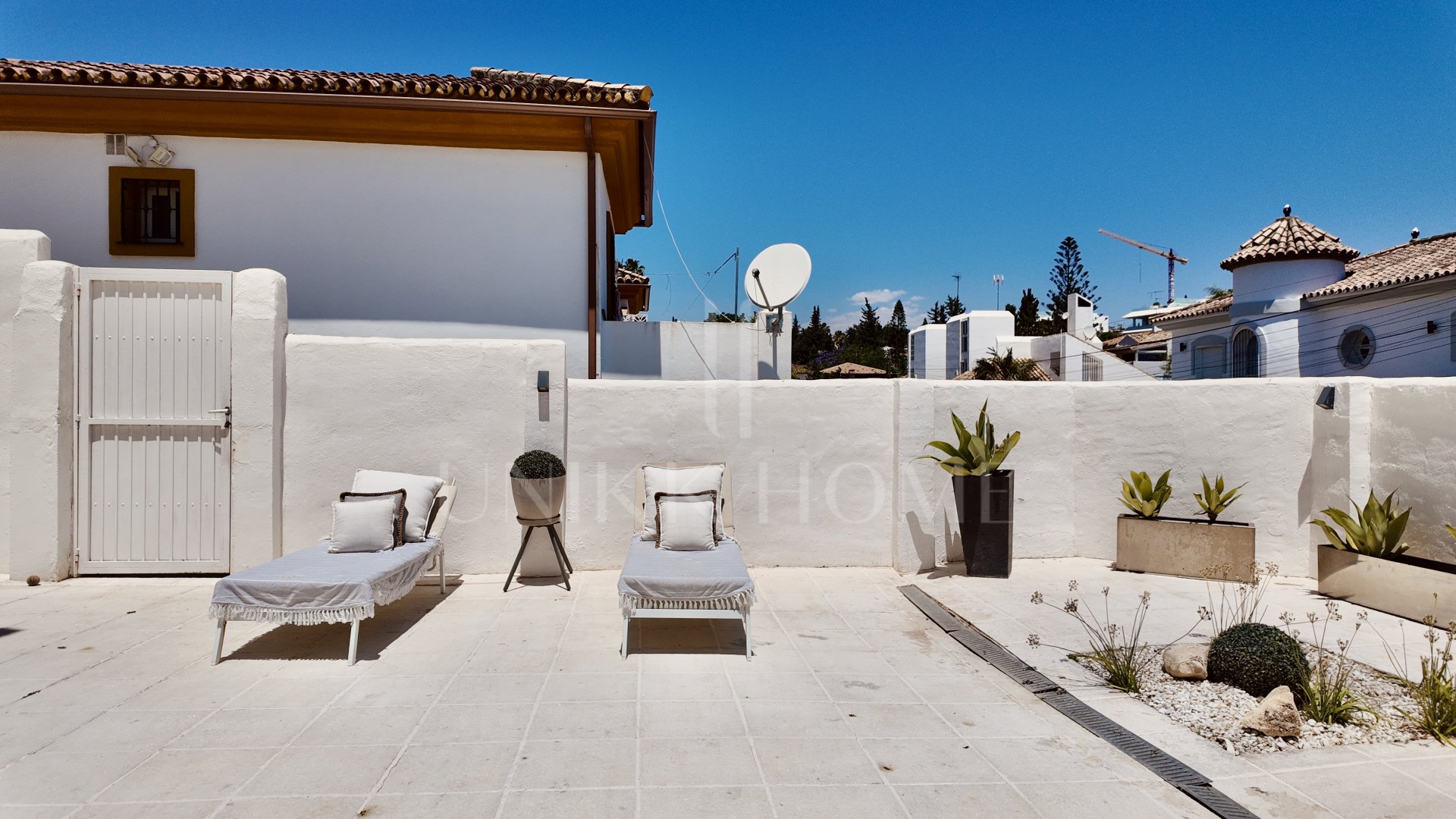 Elegante Villa de cuatro dormitorios con vistas a la montaña en Nueva Andalucía, Marbella