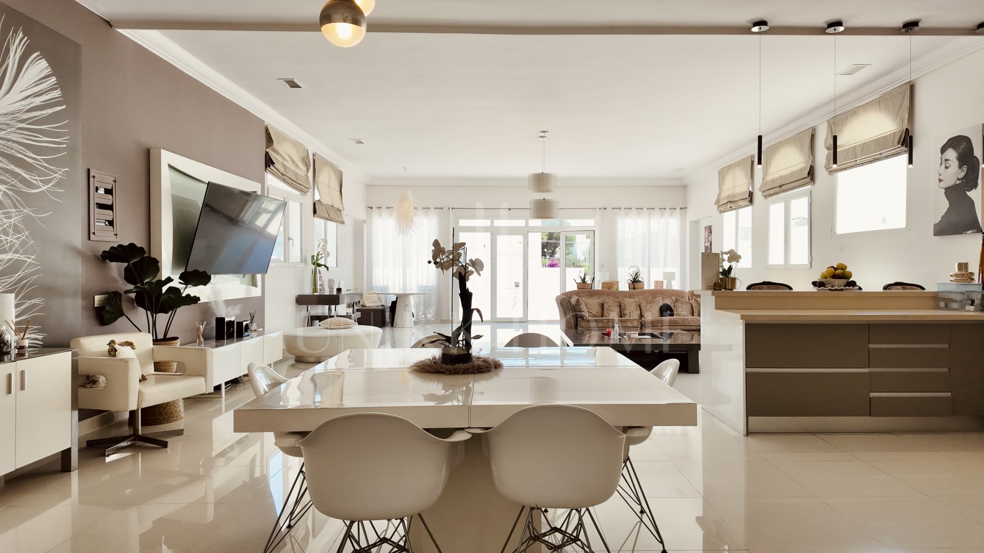 Elegante Villa de cuatro dormitorios con vistas a la montaña en Nueva Andalucía, Marbella